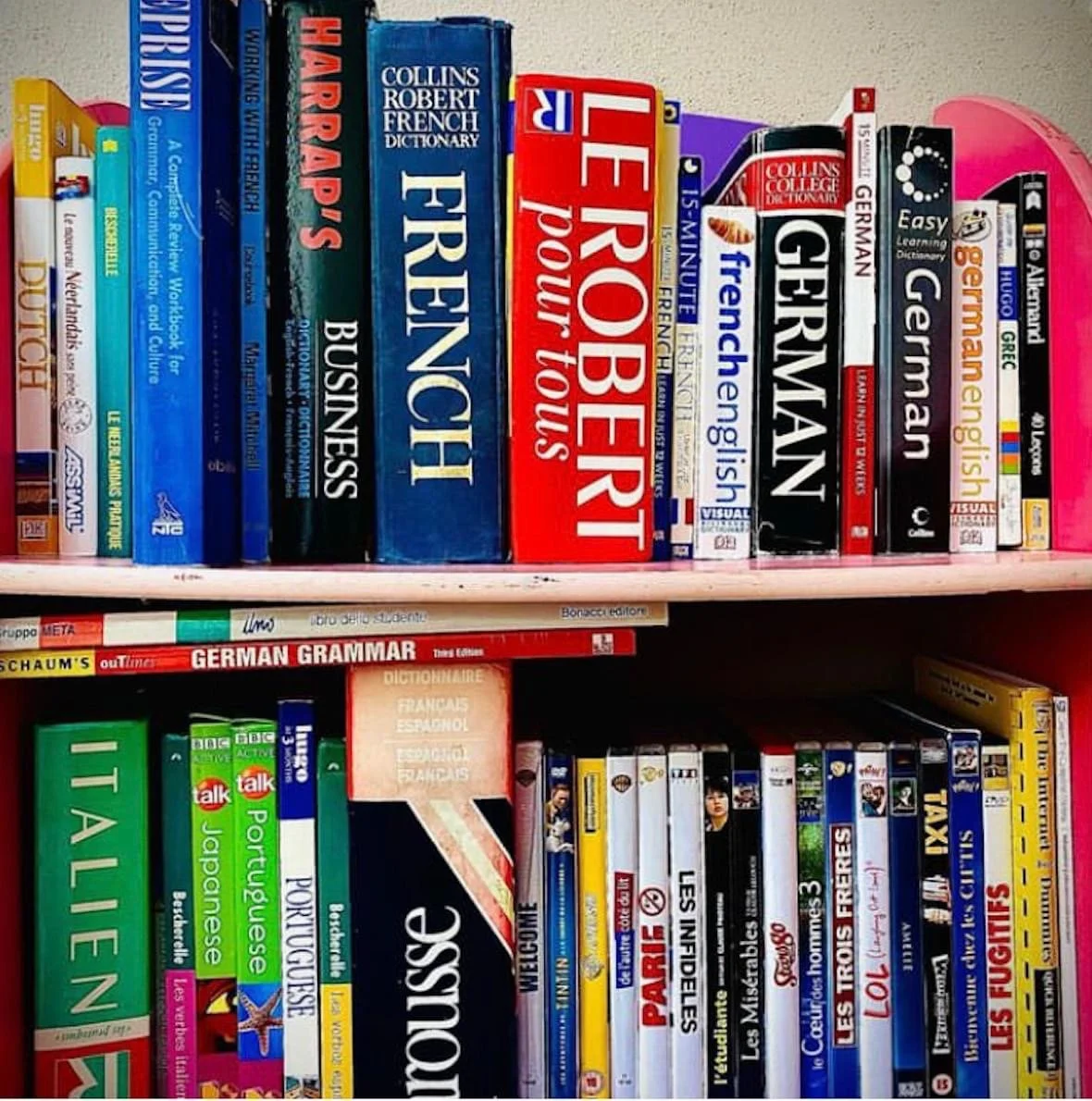 Bookshelves filled with language learning books, dictionaries, and educational resources for various subjects including German, French, Italian, Portuguese, and more.