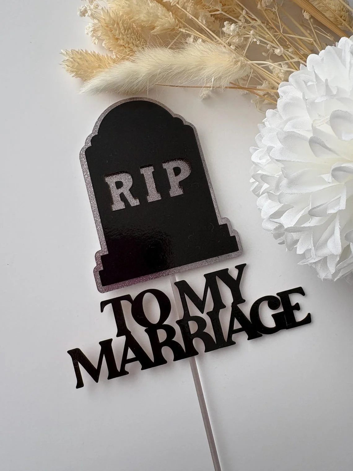 gravestone themed wedding cake topper which reads 'RIP to my marriage'