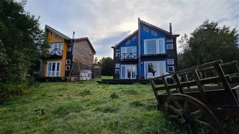 EN VENTA - 2 casas de diseño con vista al mar en terreno de 1,1 hectáreas