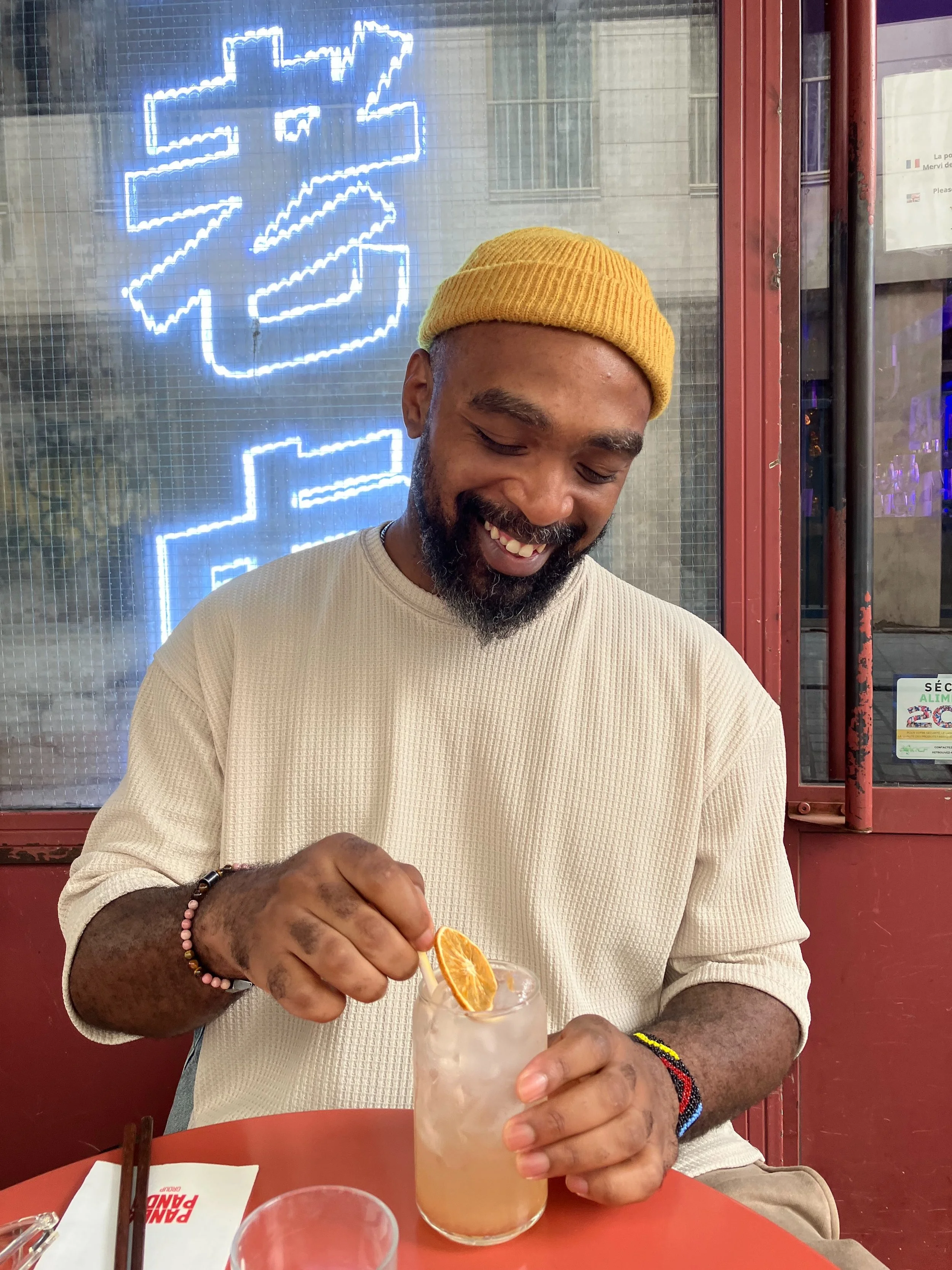 Dates with hot dudes.

Ces deux &ecirc;tres de lumi&egrave;re jouent dans notre vid&eacute;o live, si vous ne l&rsquo;avez pas encore regard&eacute;e, elle est faite pour donner la banane. Link in bio.

Those two babes are featured in the latest live
