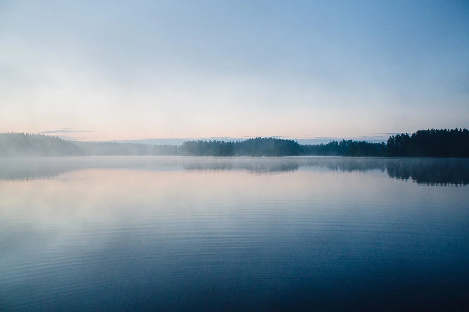 Taustakuva tyyni järvimaisema