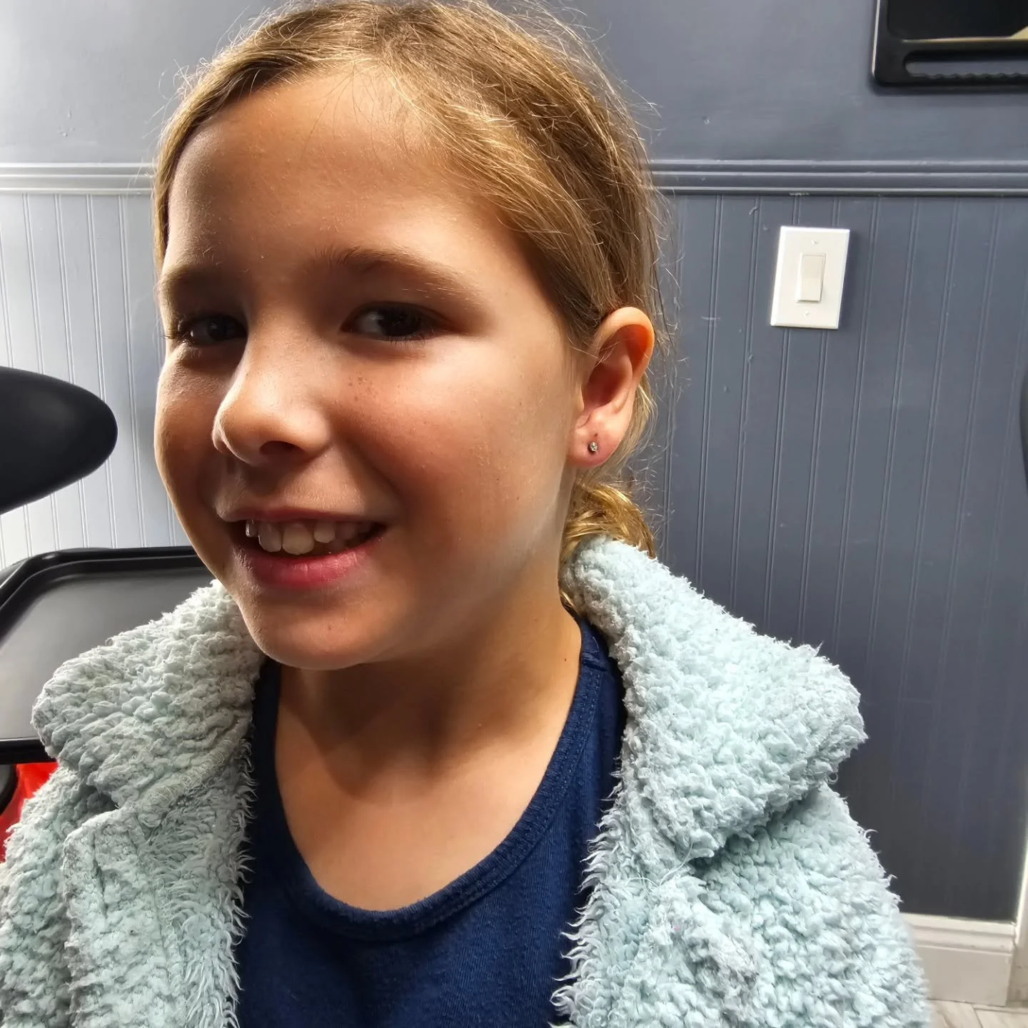 ✨️Ear Lobes✨️

💎 Titanium flat back stud with cubic zirconia gems 💎 

And first (or second) piercings!! This brave, sweet girl came in today for her second first ear lobe piercings! Her ears have been pierced years ago with a piercing gun and likel