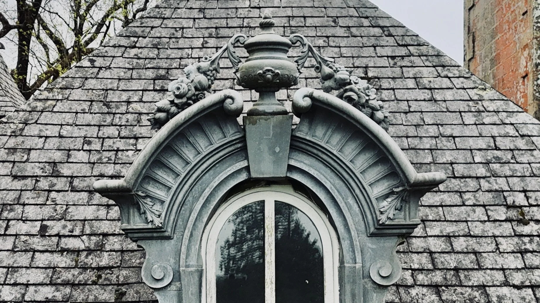 Les ornements de toiture et la lumière