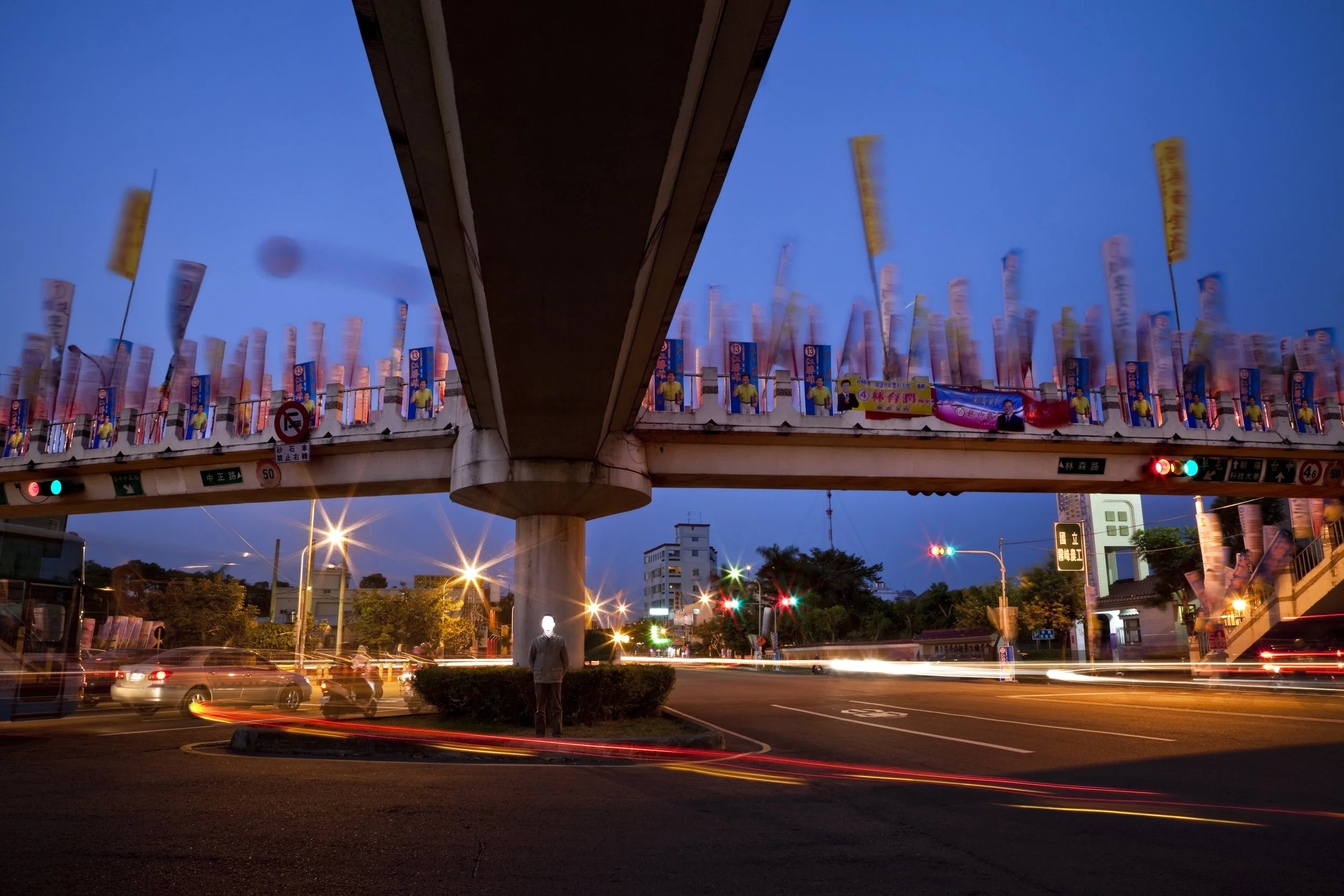 天橋  Cross-over Bridge 2010.jpg