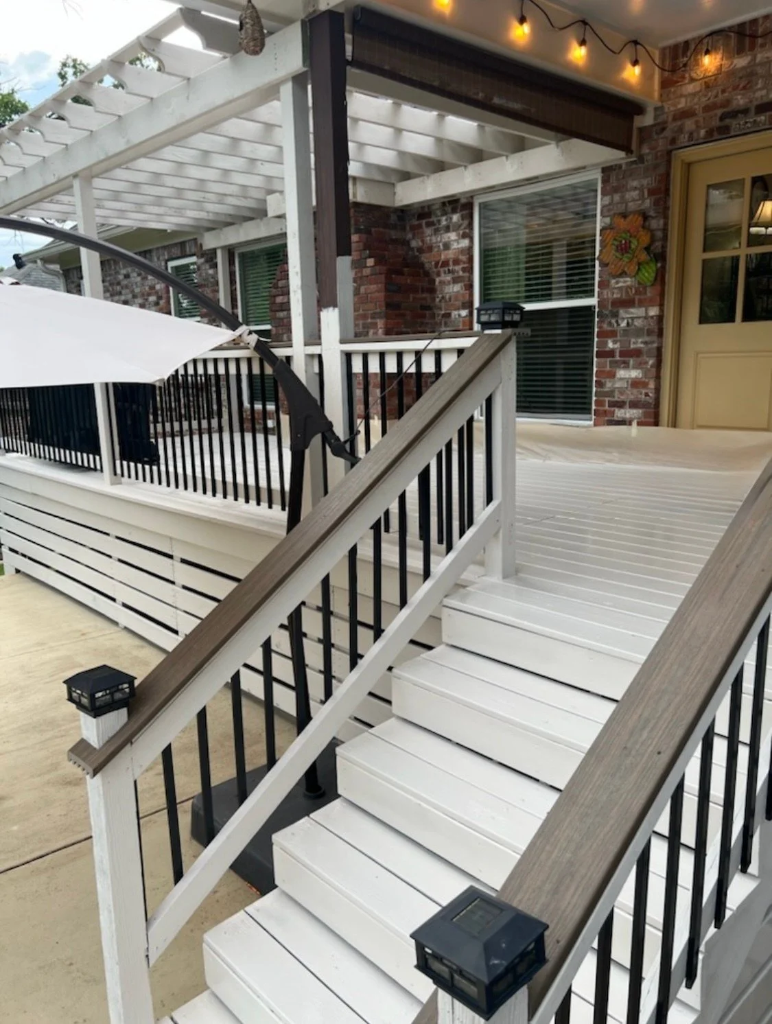 rj-construction-09-white-deck-black-balusters.jpg