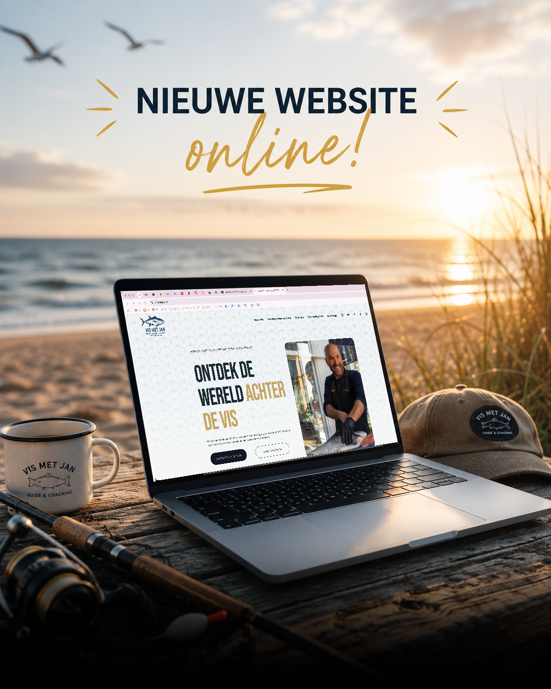 Afbeelding van een laptop, een vissersmuts, een mok en een vissershengel op een houten tafel op het strand tijdens zonsondergang, met de tekst 'Nieuwe website online!' in de lucht erboven.