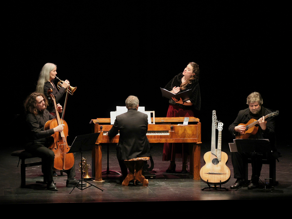 Portrait de l'ensemble Double Face : Marie Garnier au cornet à pistons, Anaïs Yvoz au chant, Rémi Cassaigne à la guitare romantique viennoise et à la contra-guitare, Matthieu Schweiger au pianoforte et Kevin Bourdat au violoncelle.