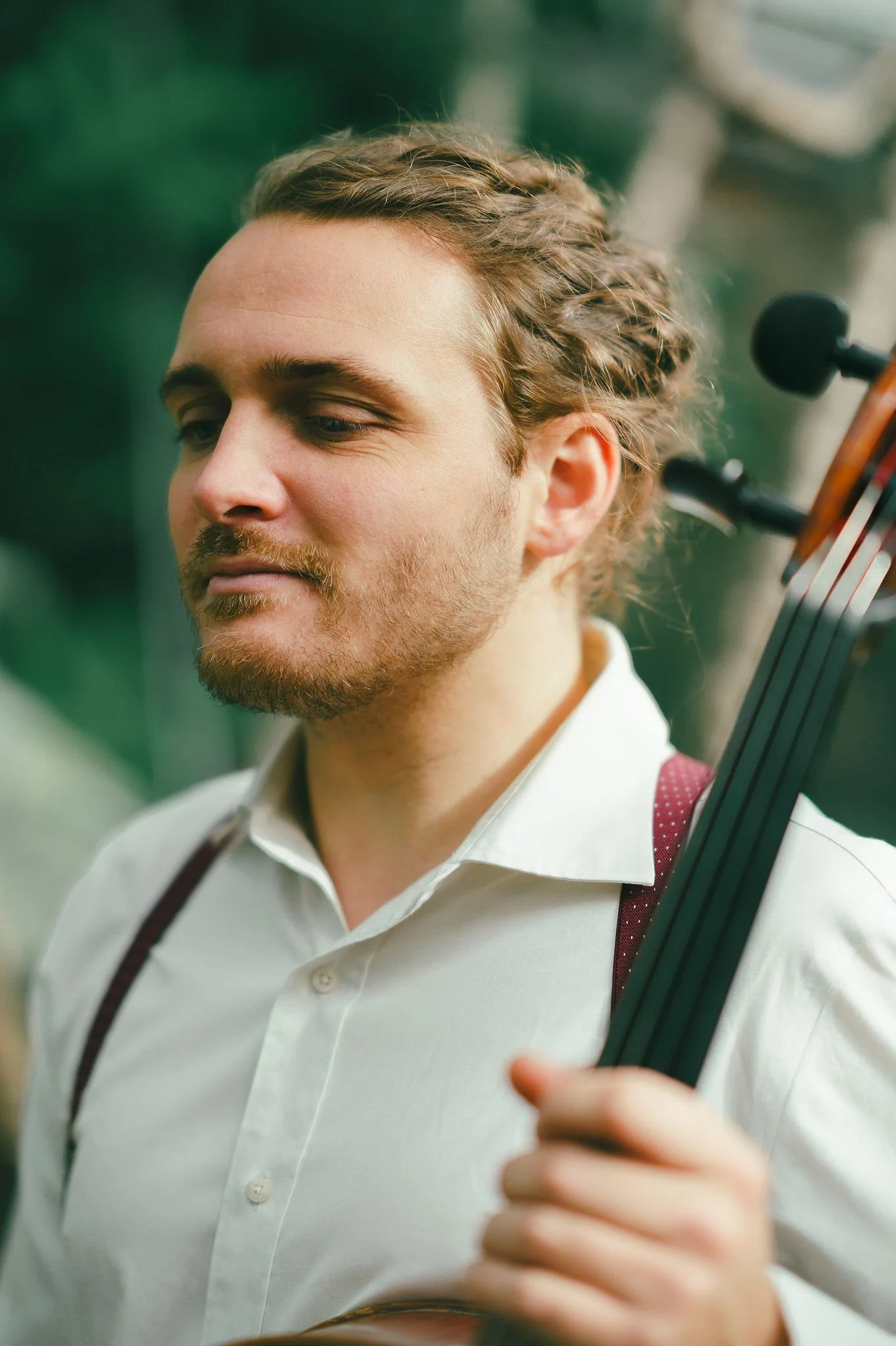 Portrait de Kevin Bourdat avec un violoncelle.