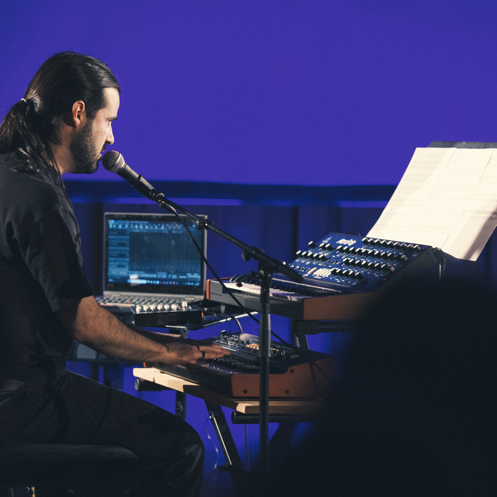 Photographie de concert d'Arthur Dubois, compositeur et claviériste de La Chimère, duo expérimental de musiques de films.