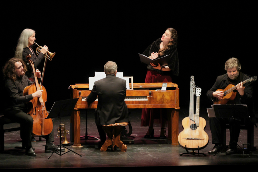 Portrait de l'ensemble Double Face : Marie Garnier au cornet à pistons, Anaïs Yvoz au chant, Rémi Cassaigne à la guitare romantique viennoise et à la contra-guitare, Matthieu Schweiger au pianoforte et Kevin Bourdat au violoncelle.