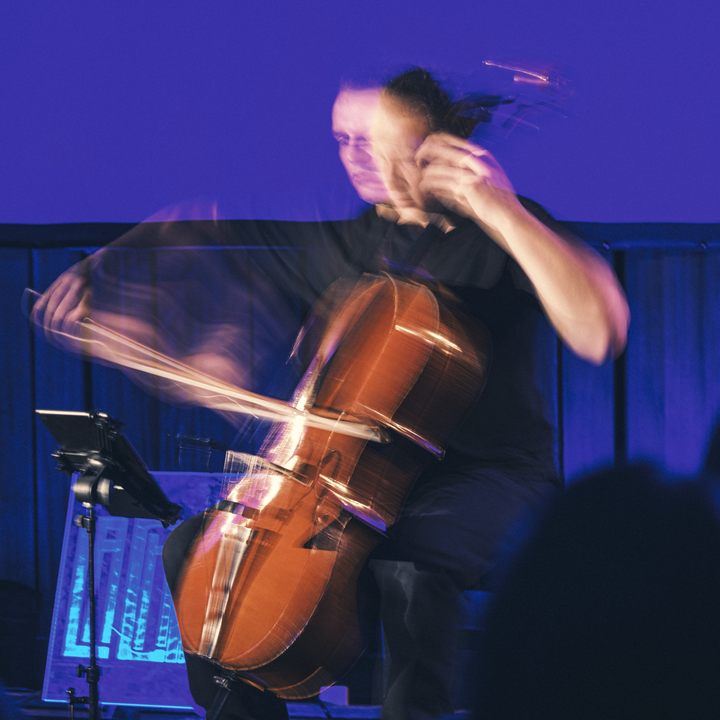 Photographie de concert de Kevin Bourdat, violoncelliste de La Chimère, duo expérimental de musiques de films.