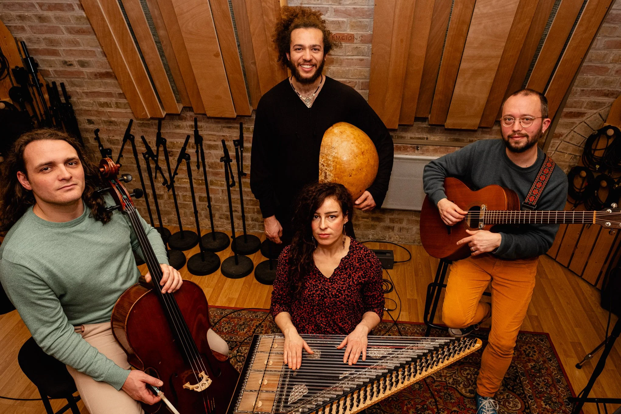 Photographie du groupe Awri en studio : Kahina Afzim au chant et au qanun, Ali Saal aux percussions, Thomas Gutehrlé à la guitare et Kevin Bourdat au violoncelle.