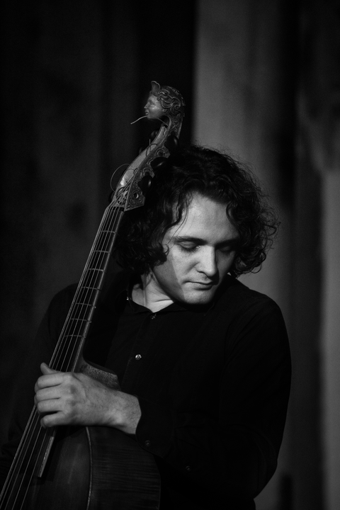 Photographie de concert de Kevin Bourdat à la viole de gambe.