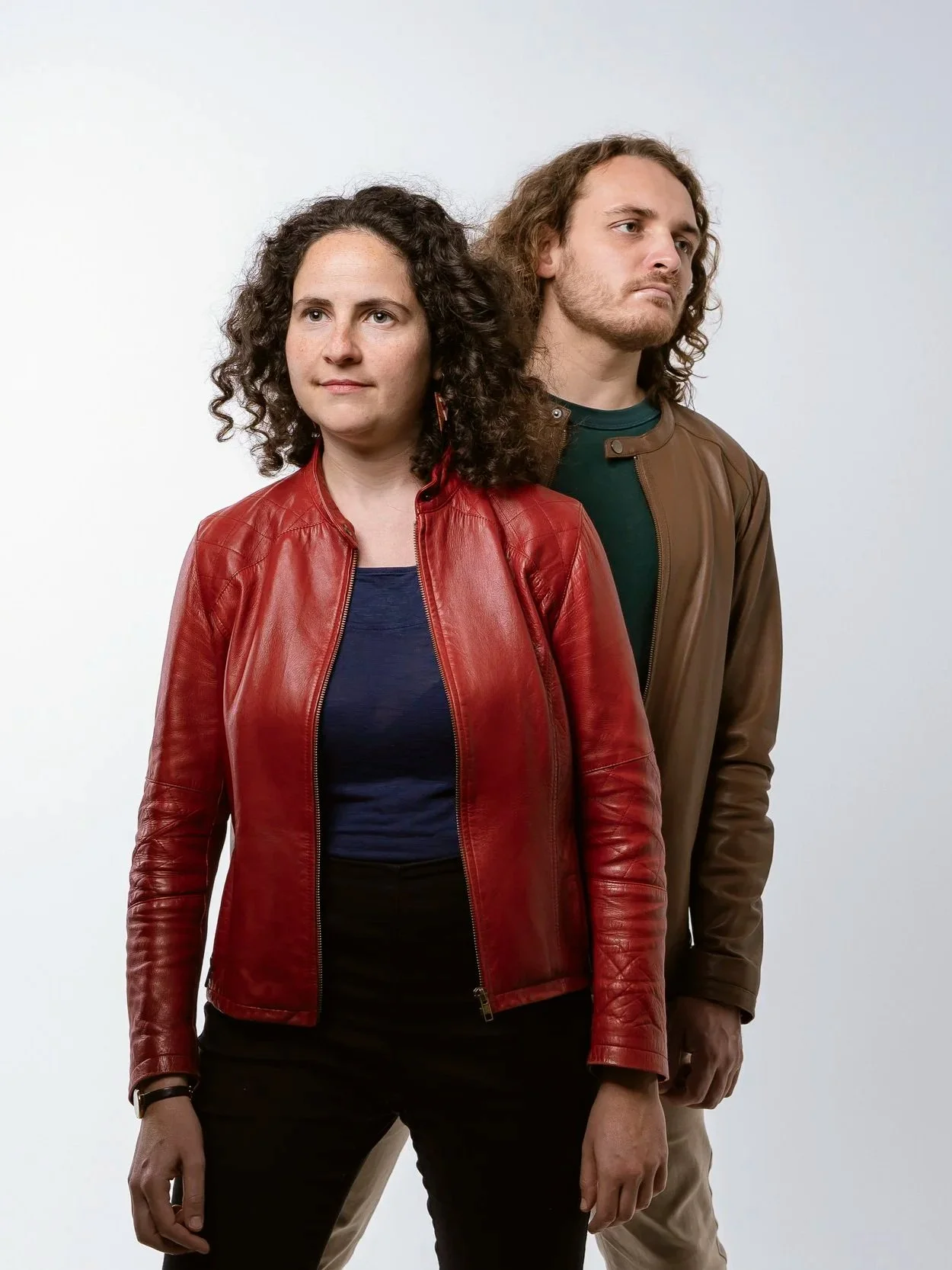 Portrait du duo Camille Claudel, composé de Noémie Berz et Kevin Bourdat, debout et habillés de vestes en cuir colorées.