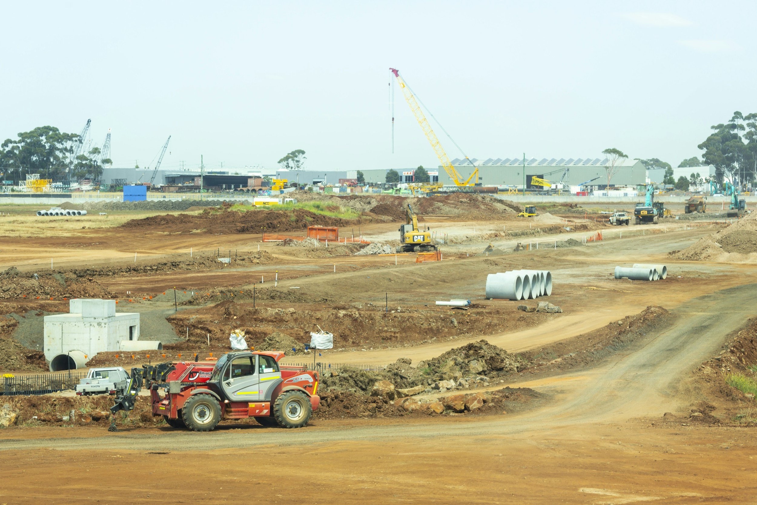Obra de infraestructura en ejecución con movimiento de tierras y maquinaria pesada