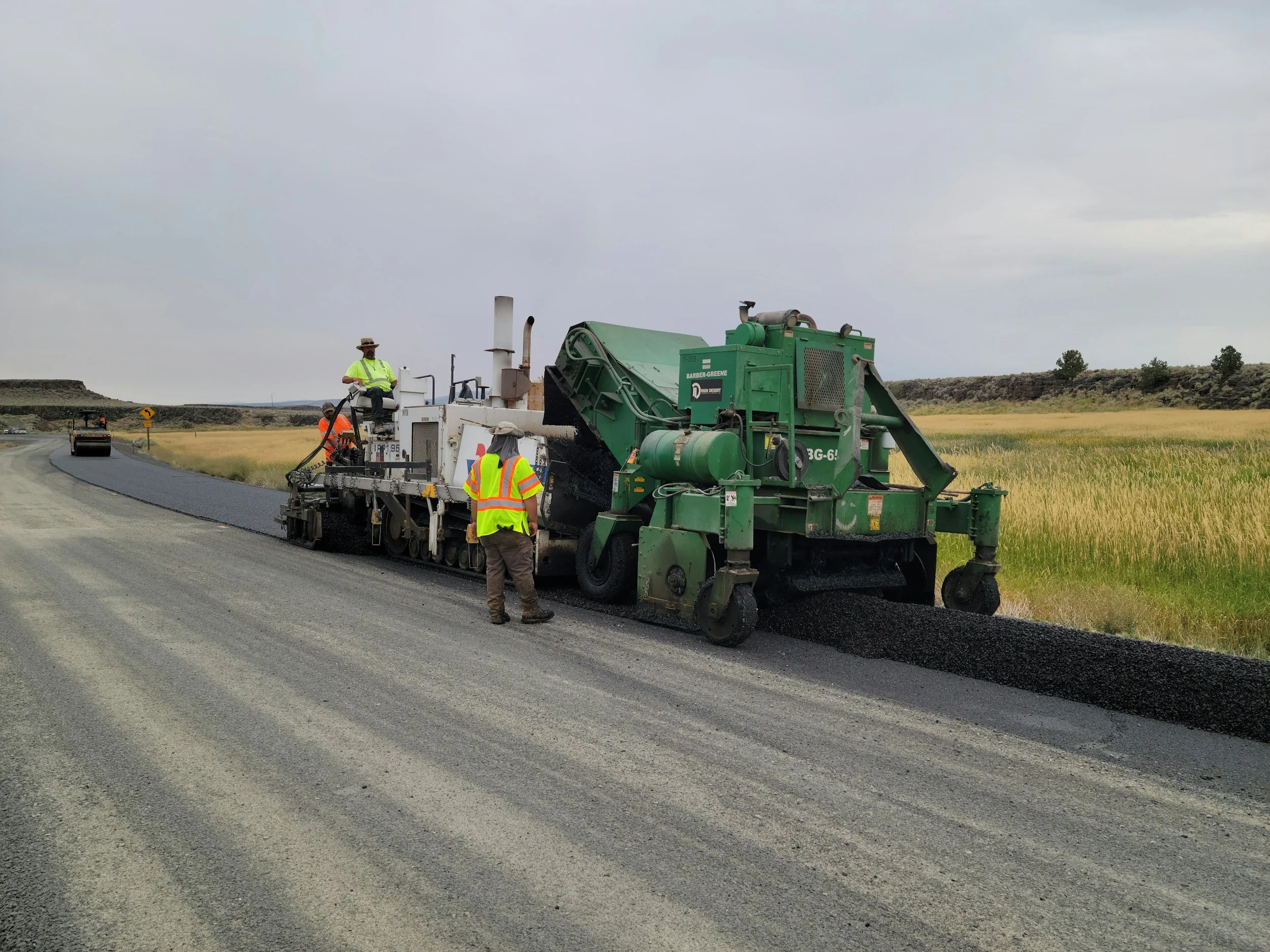 Pavimentación asfáltica en una obra vial
