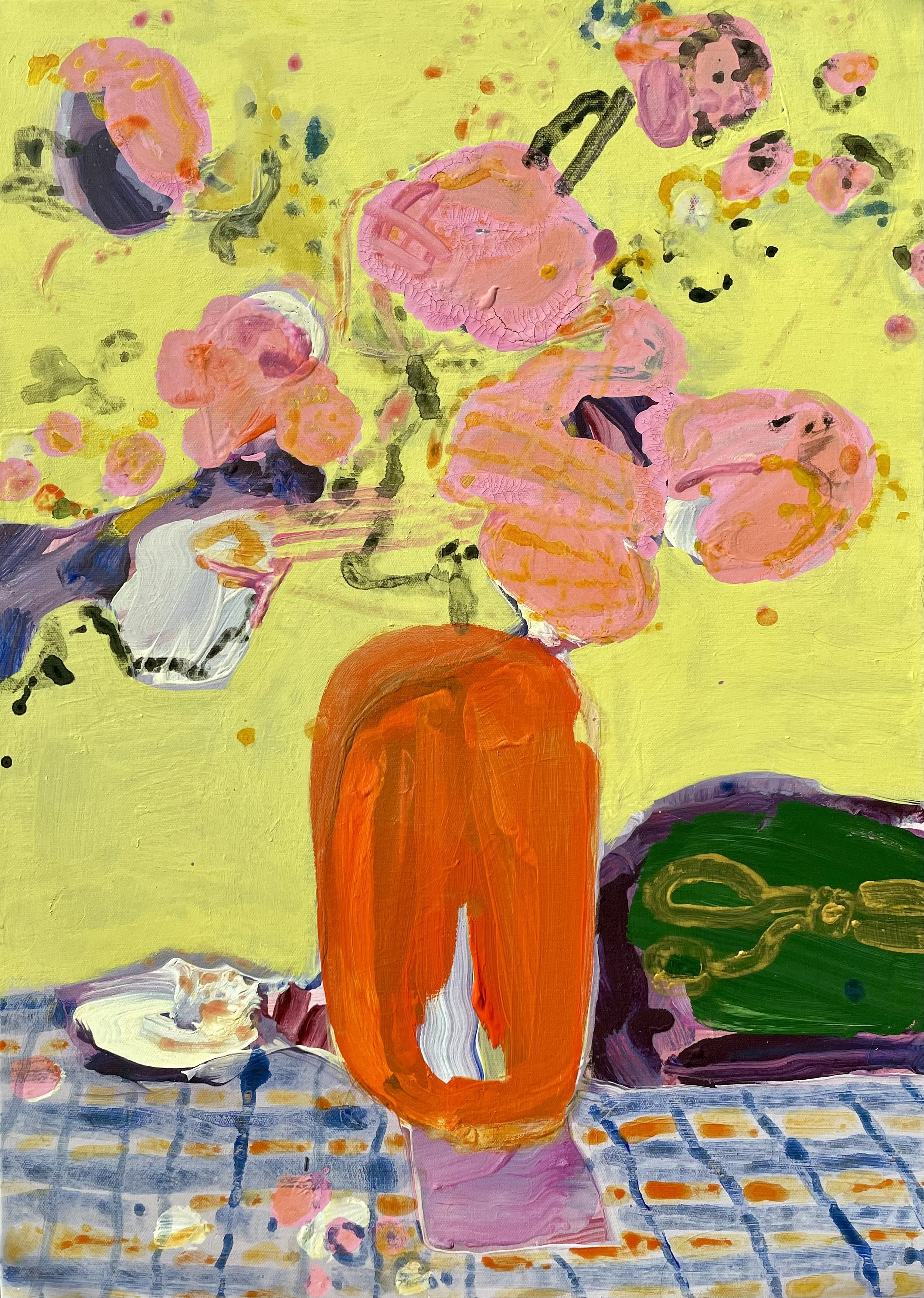 Vase mit Blüten. Goldene Schere.