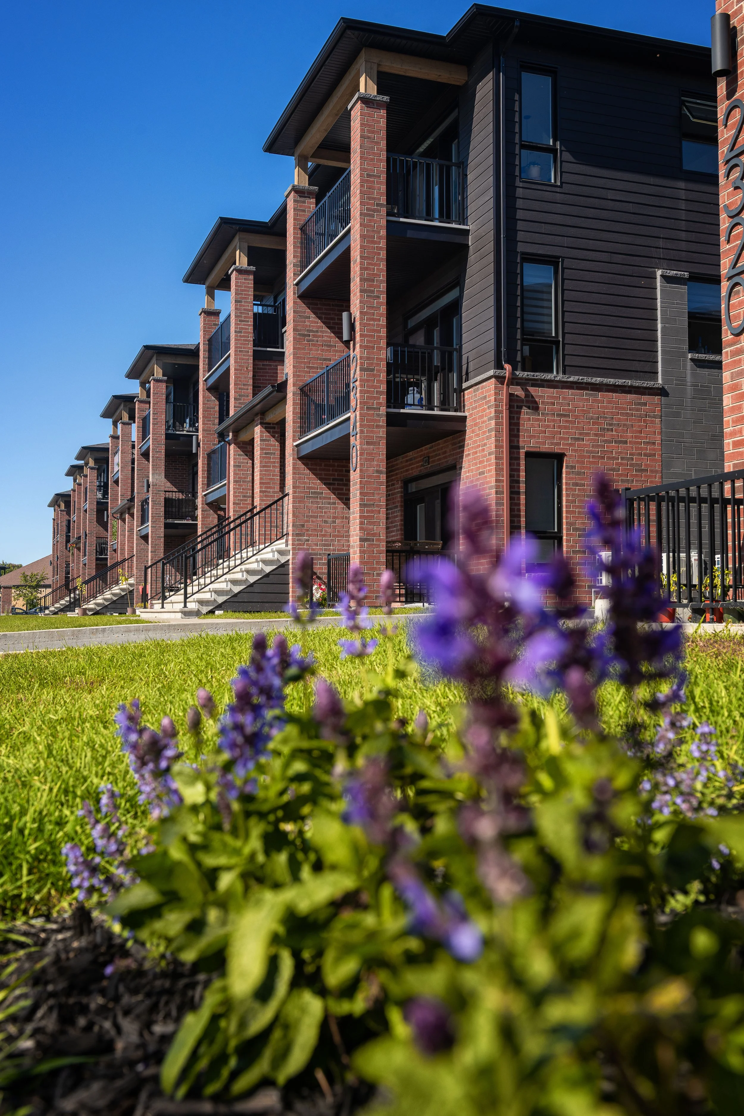 Projet de photographie immobilière pour Groupe Marcil, mettant en valeur les volumes, les matériaux et la lumière naturelle de ces résidences. 