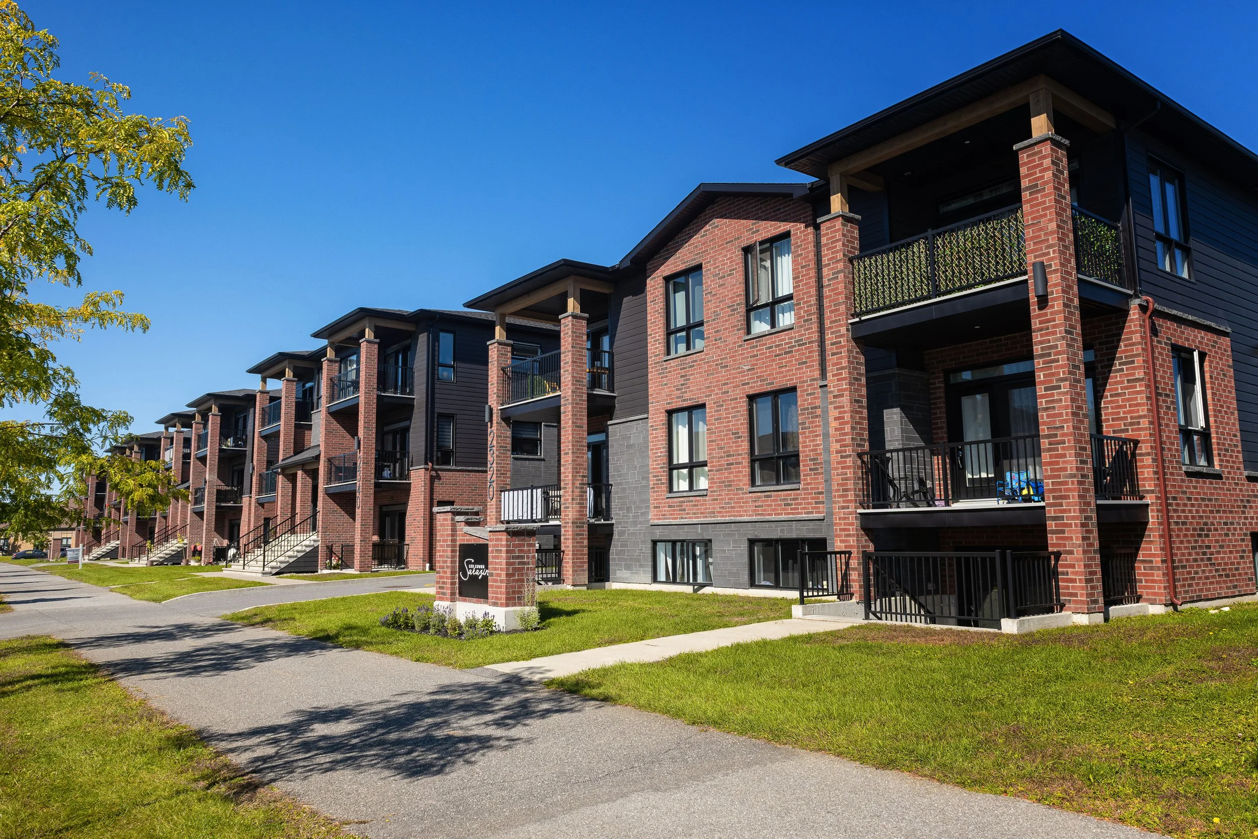 Projet de photographie immobilière pour Groupe Marcil, mettant en valeur les volumes, les matériaux et la lumière naturelle de ces résidences. 