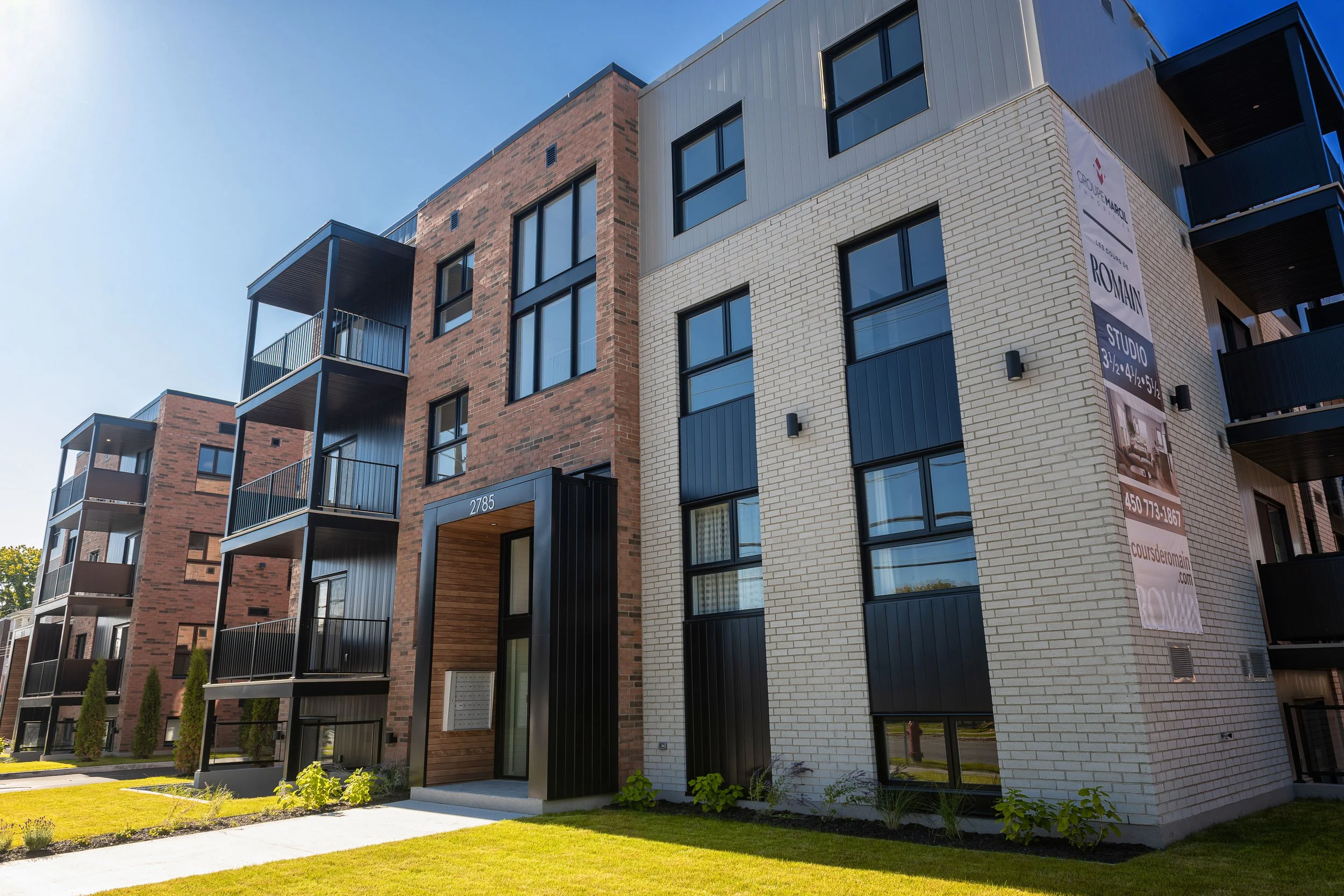 Projet de photographie immobilière pour Groupe Marcil, mettant en valeur les volumes, les matériaux et la lumière naturelle de ces résidences. 