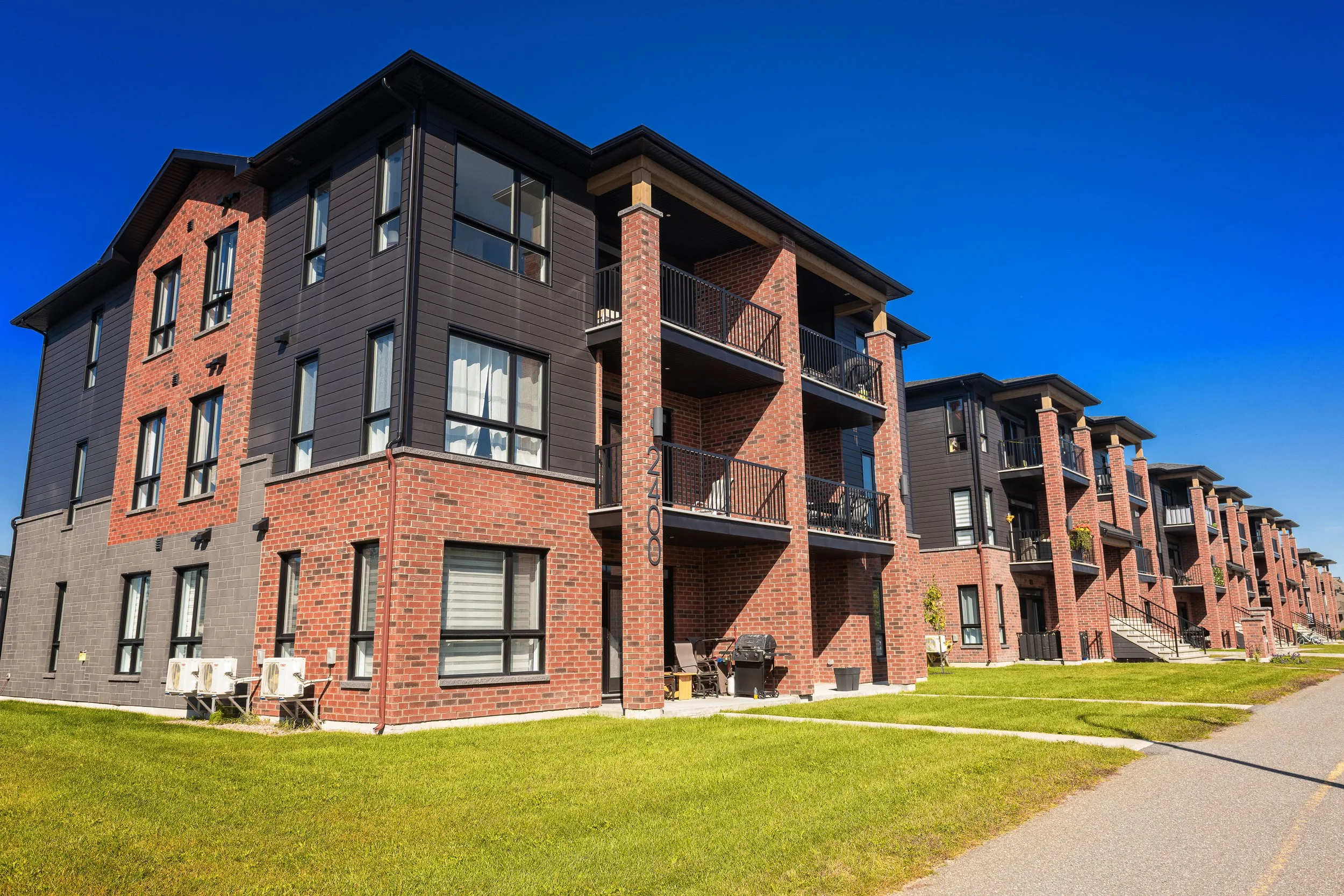 Projet de photographie immobilière pour Groupe Marcil, mettant en valeur les volumes, les matériaux et la lumière naturelle de ces résidences. 