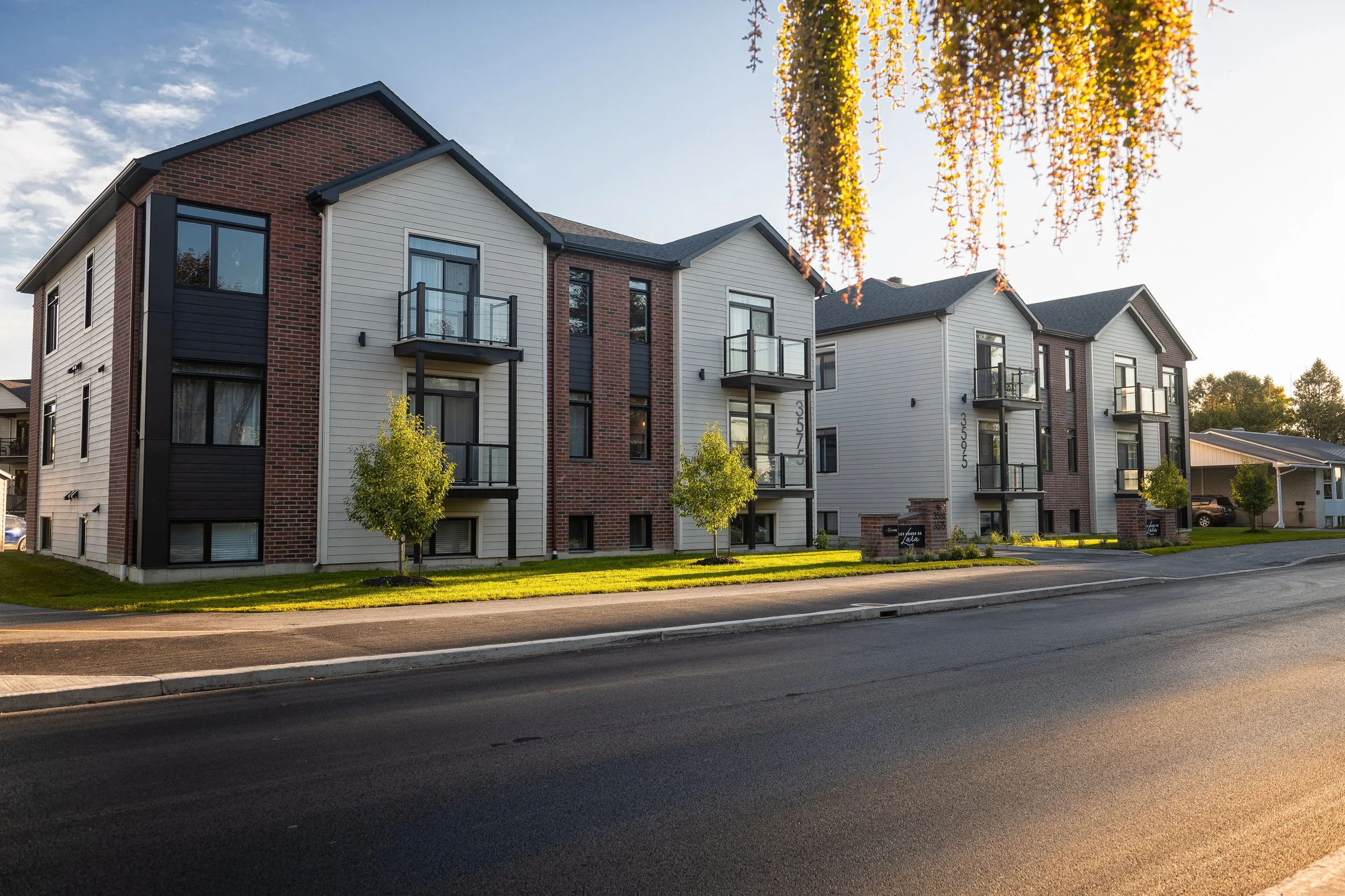 Projet de photographie immobilière pour Groupe Marcil, mettant en valeur les volumes, les matériaux et la lumière naturelle de ces résidences. 