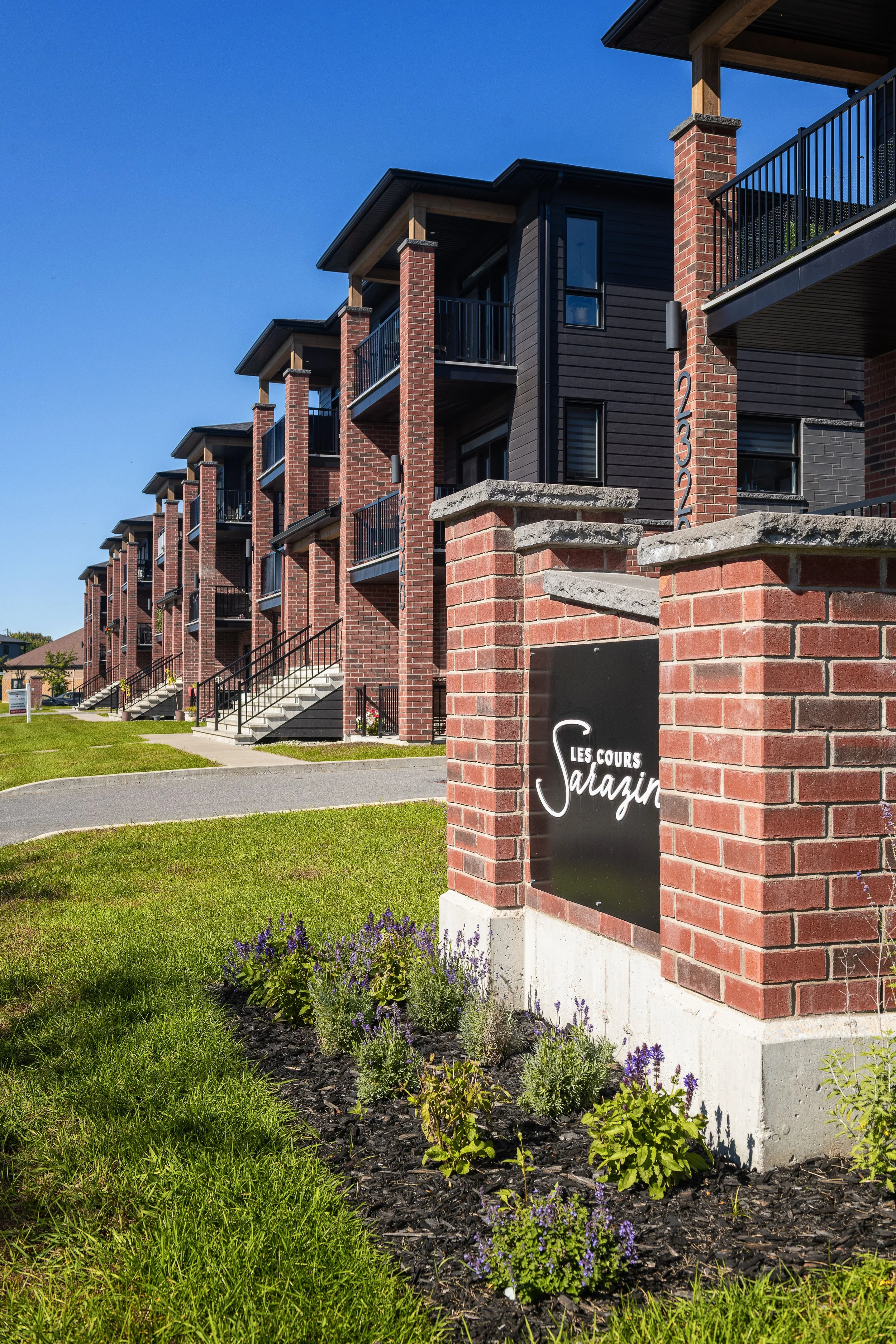 Projet de photographie immobilière pour Groupe Marcil, mettant en valeur les volumes, les matériaux et la lumière naturelle de ces résidences. 