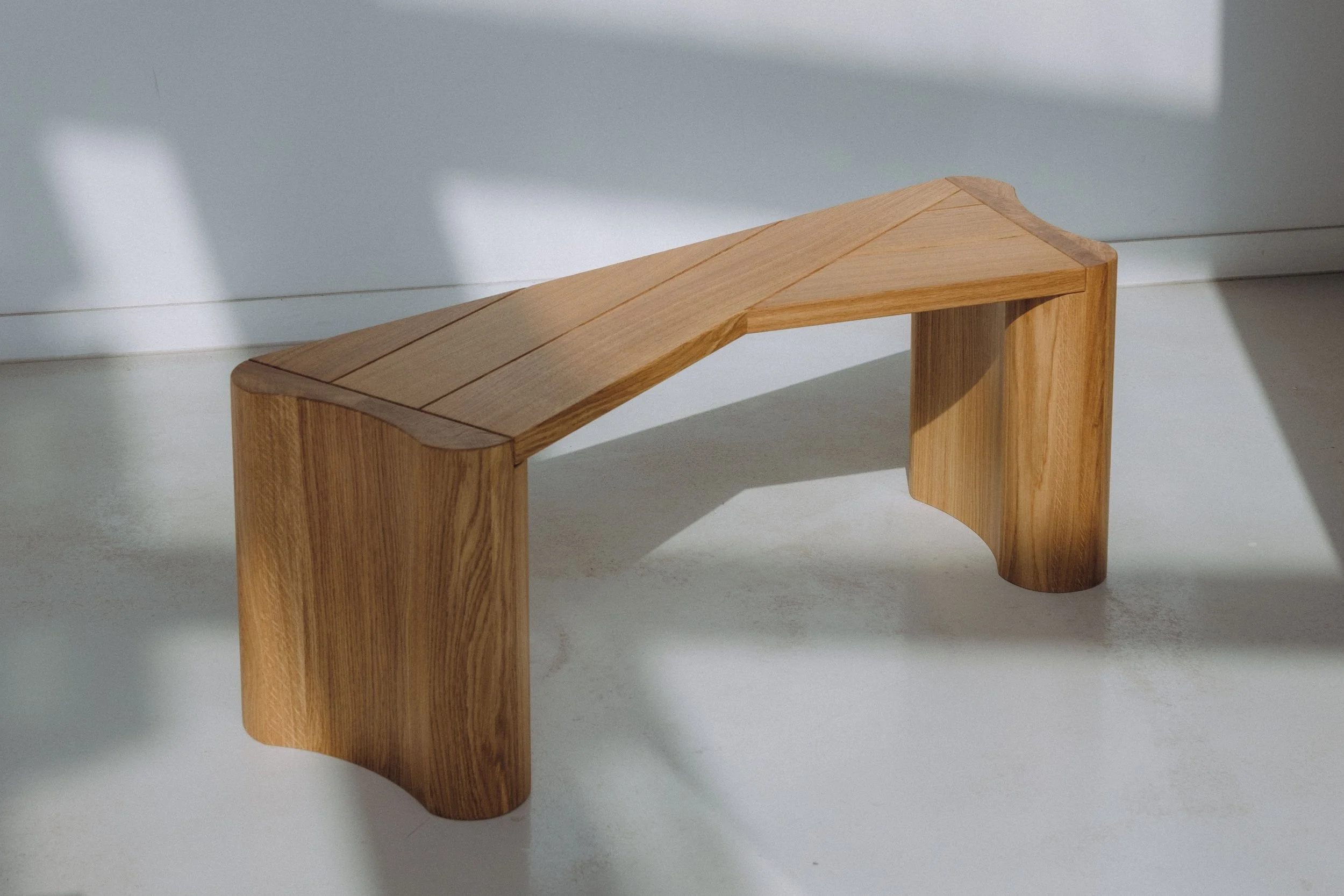 Banc design en bois massif, chêne de bourgogne, avec une assise pour une ou deux personnes qui peut être utilisé en confidente.