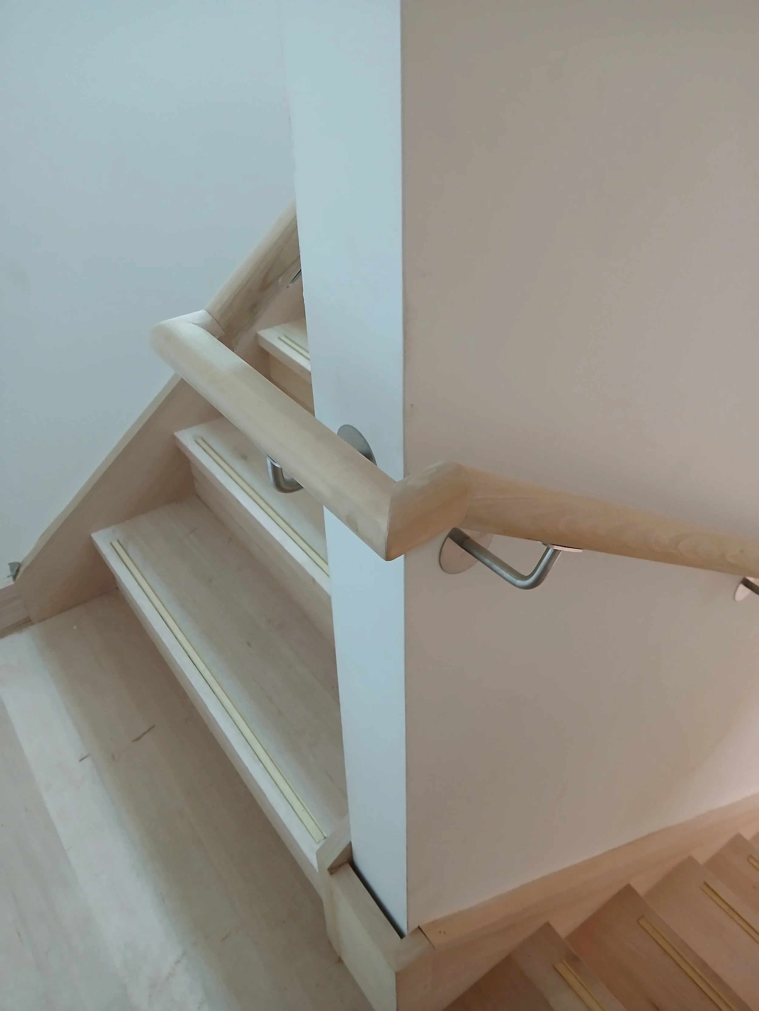 domestic stair with continious handrail and brass non slip.jpg