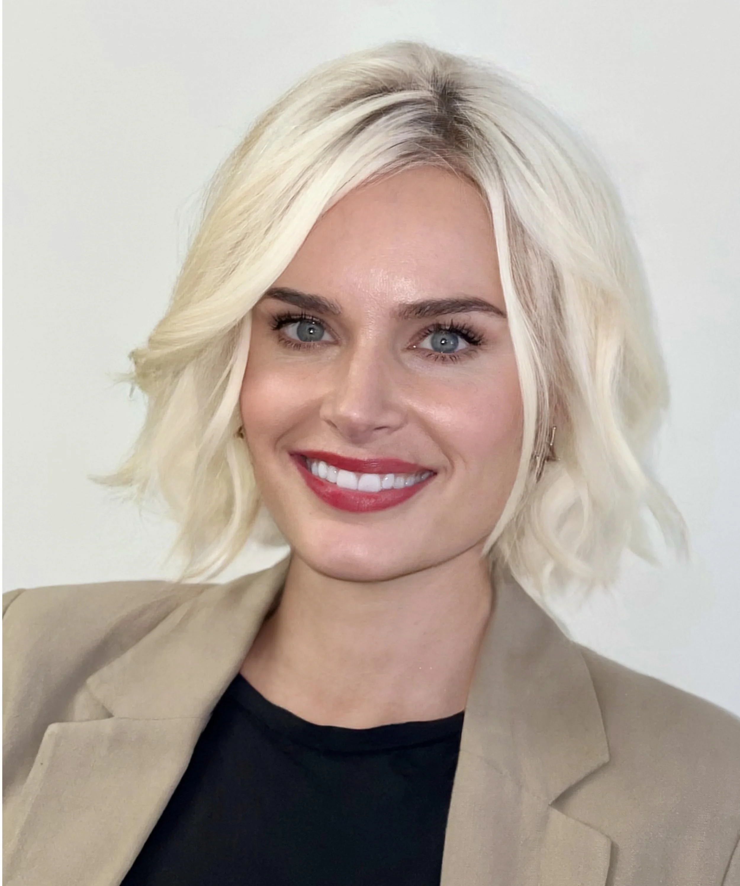 KARIN - Super Blonde Bob