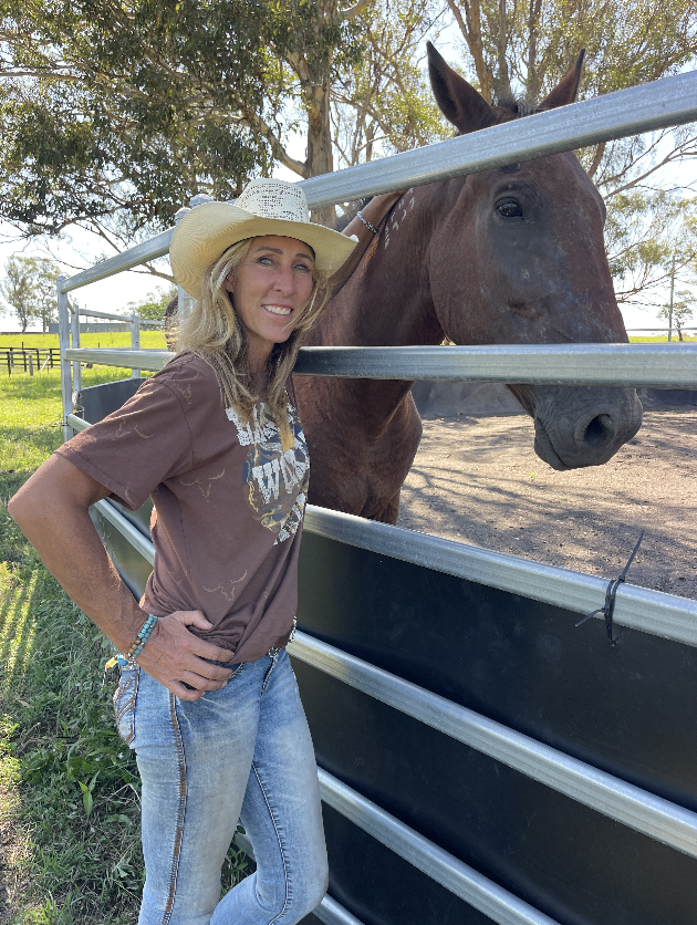 Tracey, founder of The Horseshoe Counsellor, standing with a horse
