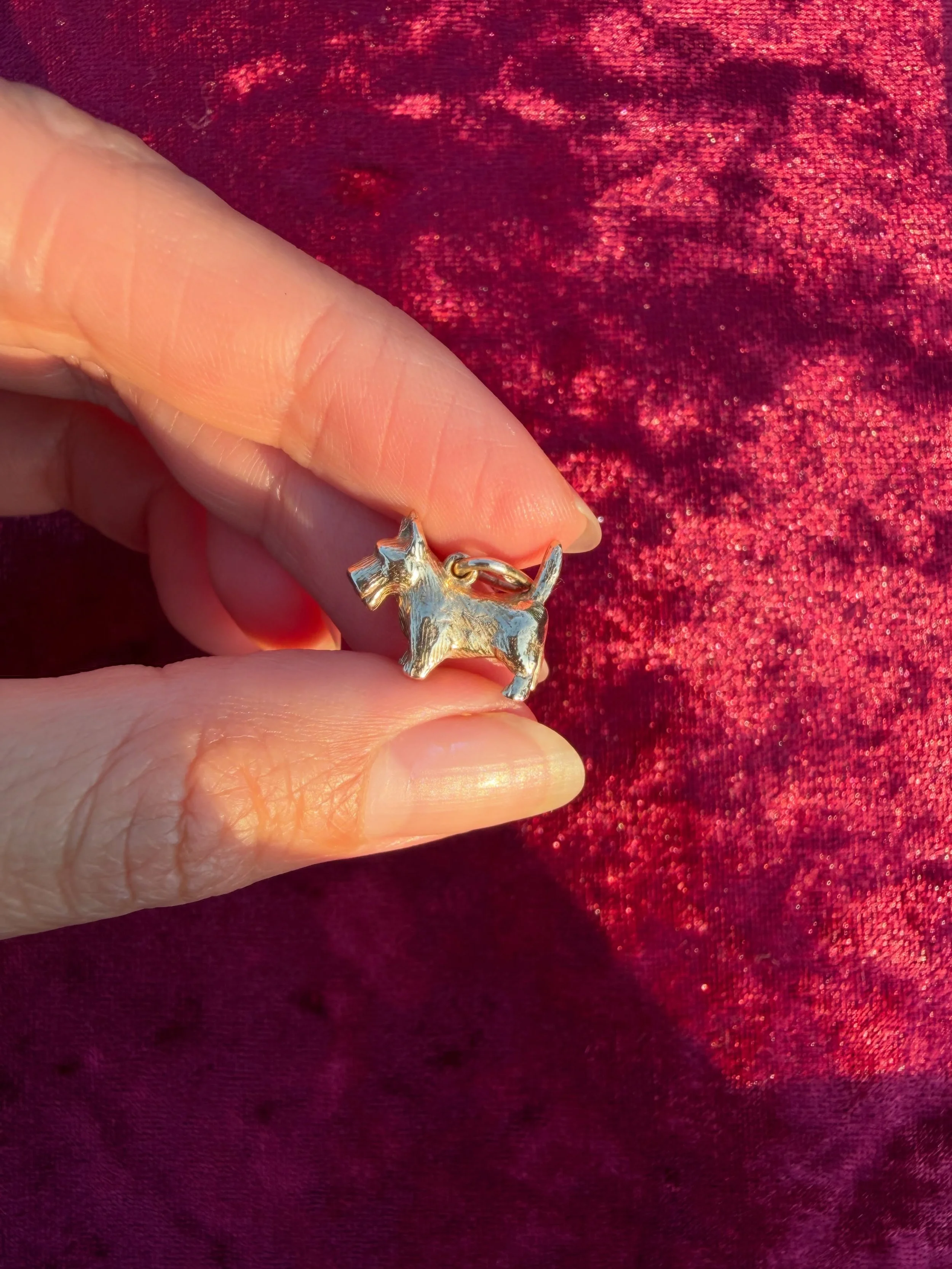 I can&rsquo;t pass on a dog charm when I see one! I also have to constantly remind myself that I can&rsquo;t keep all the animal charms, so here it is&hellip;

This cute Scottish terrier vintage dog charm is now listed on our square website. It&rsquo