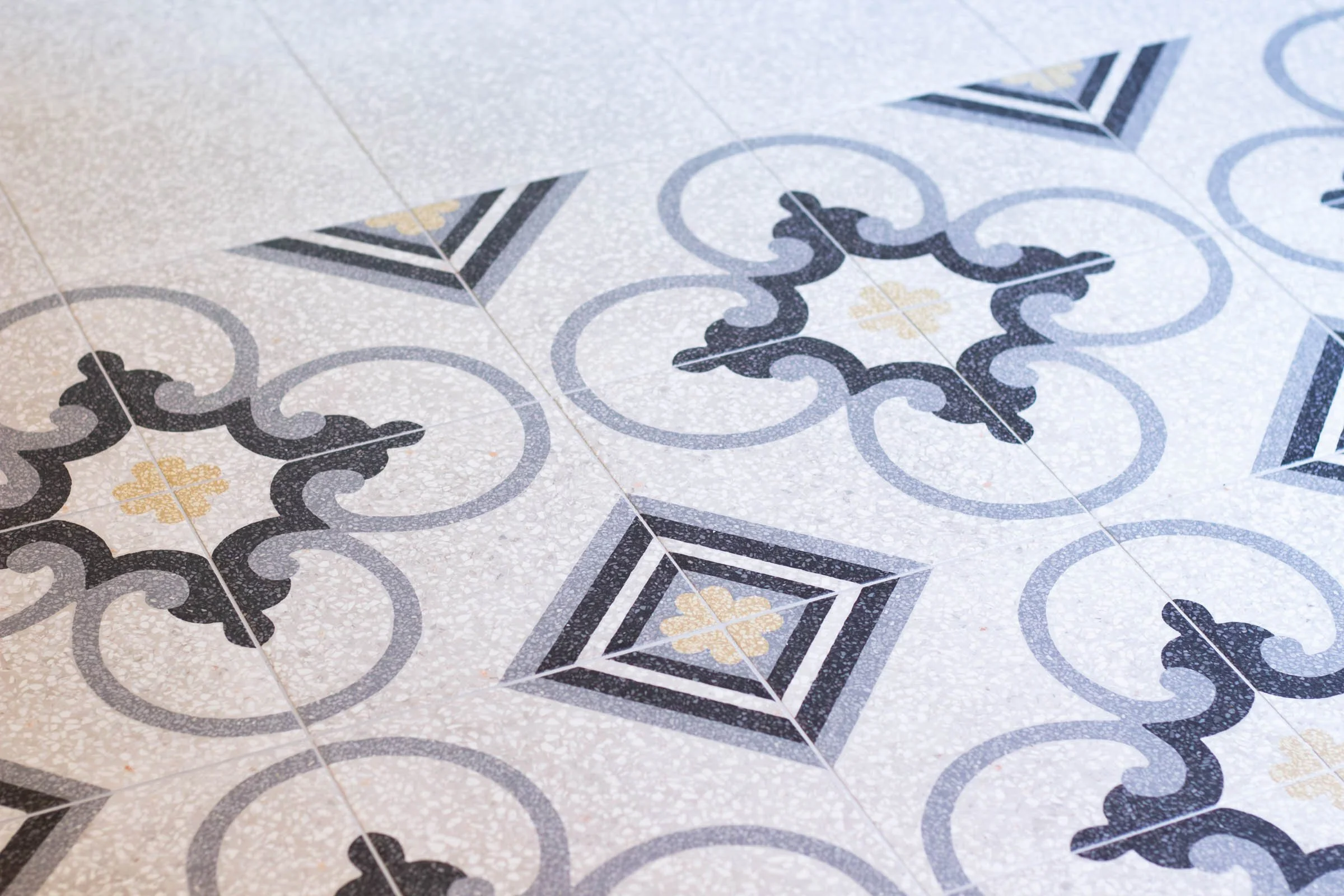Piastrelle di marmo con motivo decorativo nero e oro