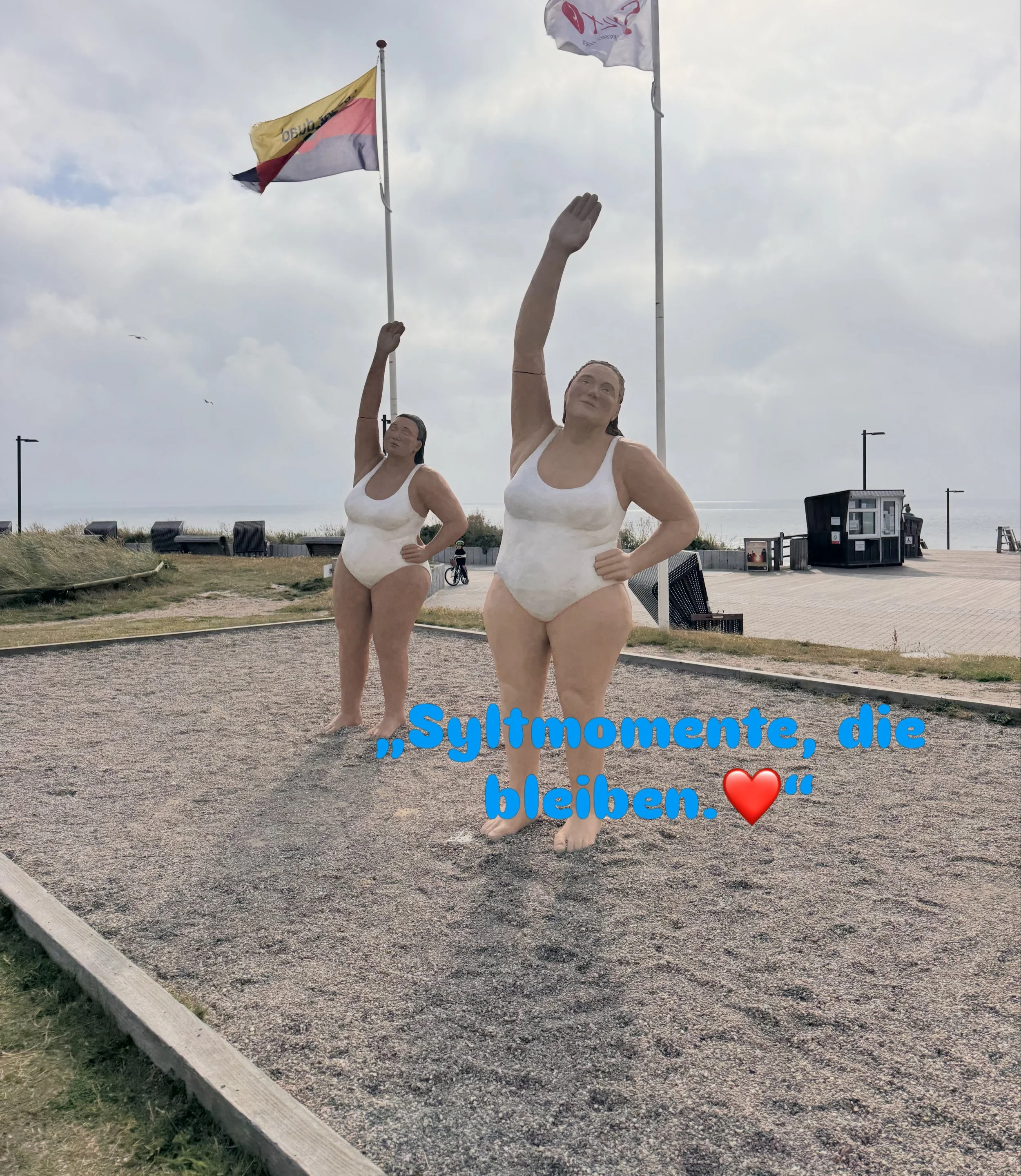 Zwei Damen, die mitten in Wenningstedt ihren ganz eigenen Platz gefunden haben. 🤍  Die liebevoll gestalteten &bdquo;Alltagsmenschen&ldquo; von Christel Lechner stehen an der Kurpromenade im Sand und wirken dabei so herrlich vertraut &ndash; fast so,