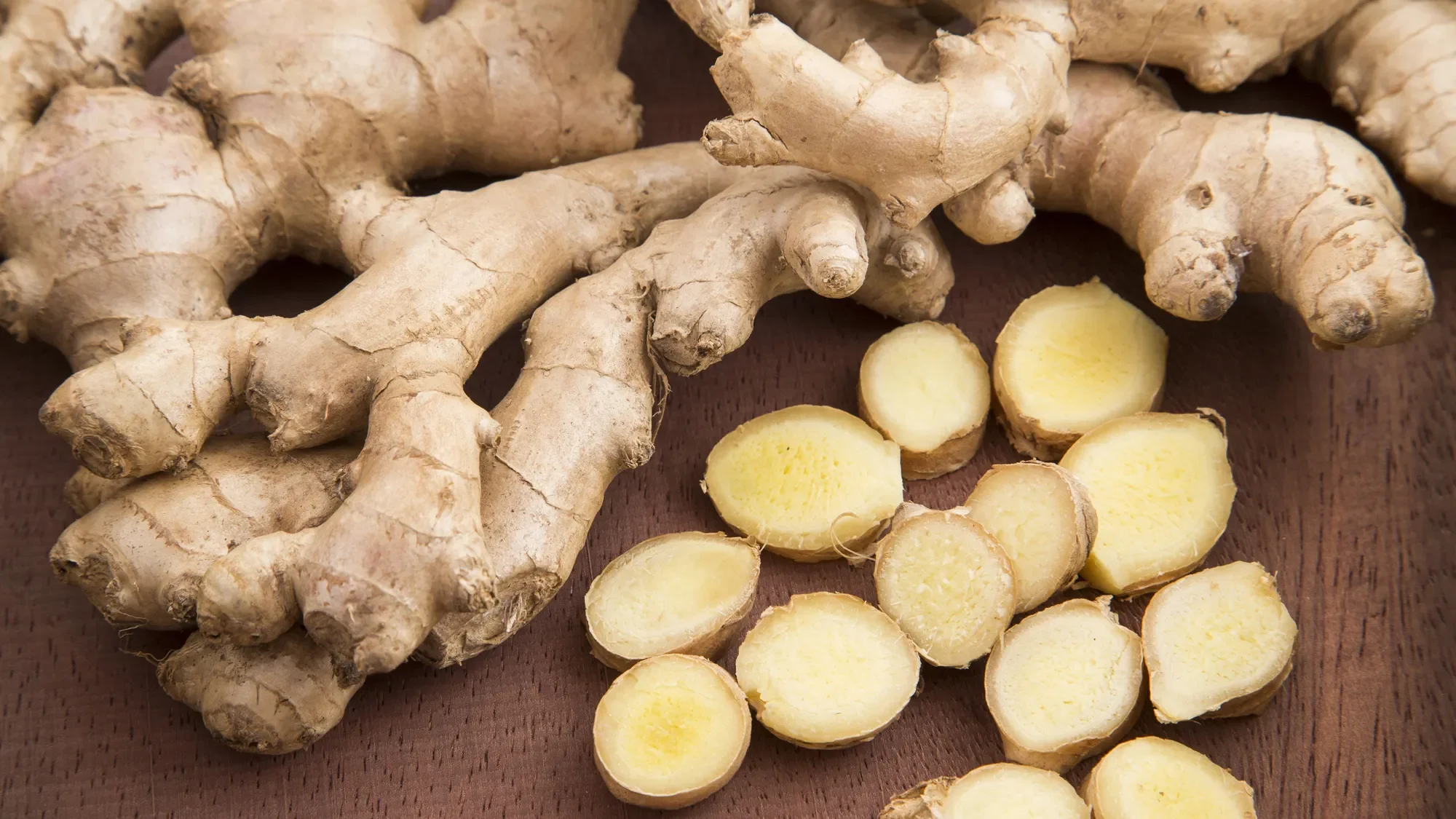 Ginger possesses both antioxidant properties and has a toning effect, making it able to normalize hypopigmented scars. 