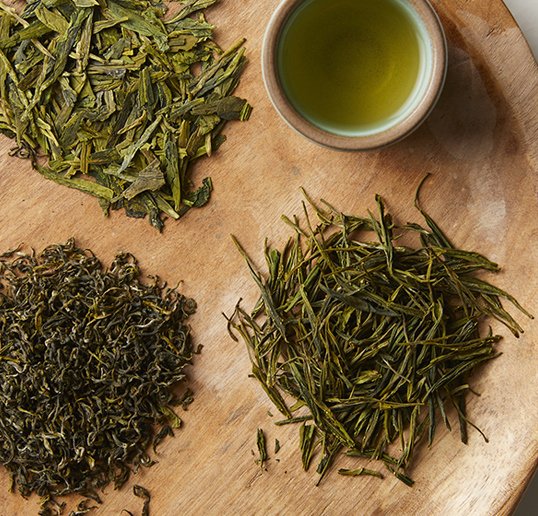 Another reason why green tea extract is so beloved in skin care is its anti-inflammatory properties. This makes it ideal for those dealing with irritated, inflamed, or sensitive skin. Green tea extract for skin reduces redness, irritation, and swelli