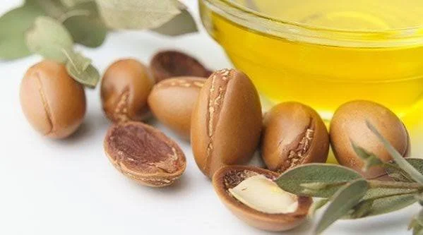 Argan Oil:
Luxurious yet lightweight, argan oil is prized for its naturally occurring fatty acids and vitamin E. It helps condition and soften the skin without feeling overly heavy.