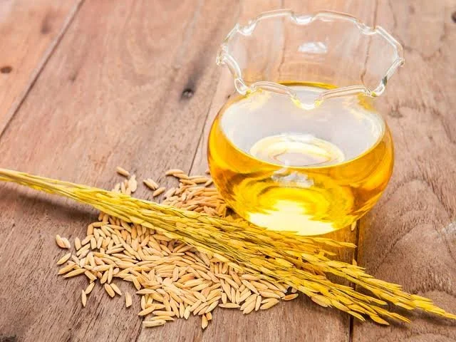 Rice Bran Oil:
Smooth and nourishing, rice bran oil helps soften the skin while maintaining a balanced feel. It brings a velvety quality to richer botanical blends.