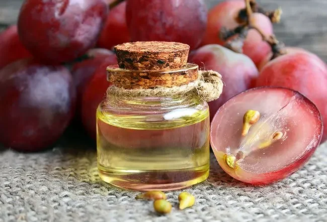 Grapeseed Oil: 
Light and fast-absorbing, grapeseed oil gives body oils a silky, non-heavy finish. It’s ideal for nourishing the skin while maintaining a lightweight feel.