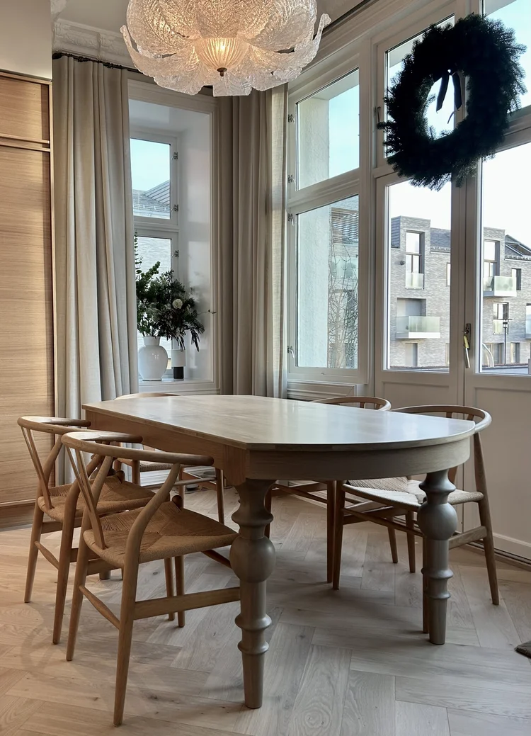 Spisebord laget av Drange Snekkerverksted