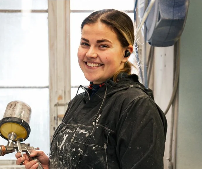 Vilde Drange, daglig leder, med sprøytepistol i verkstedet