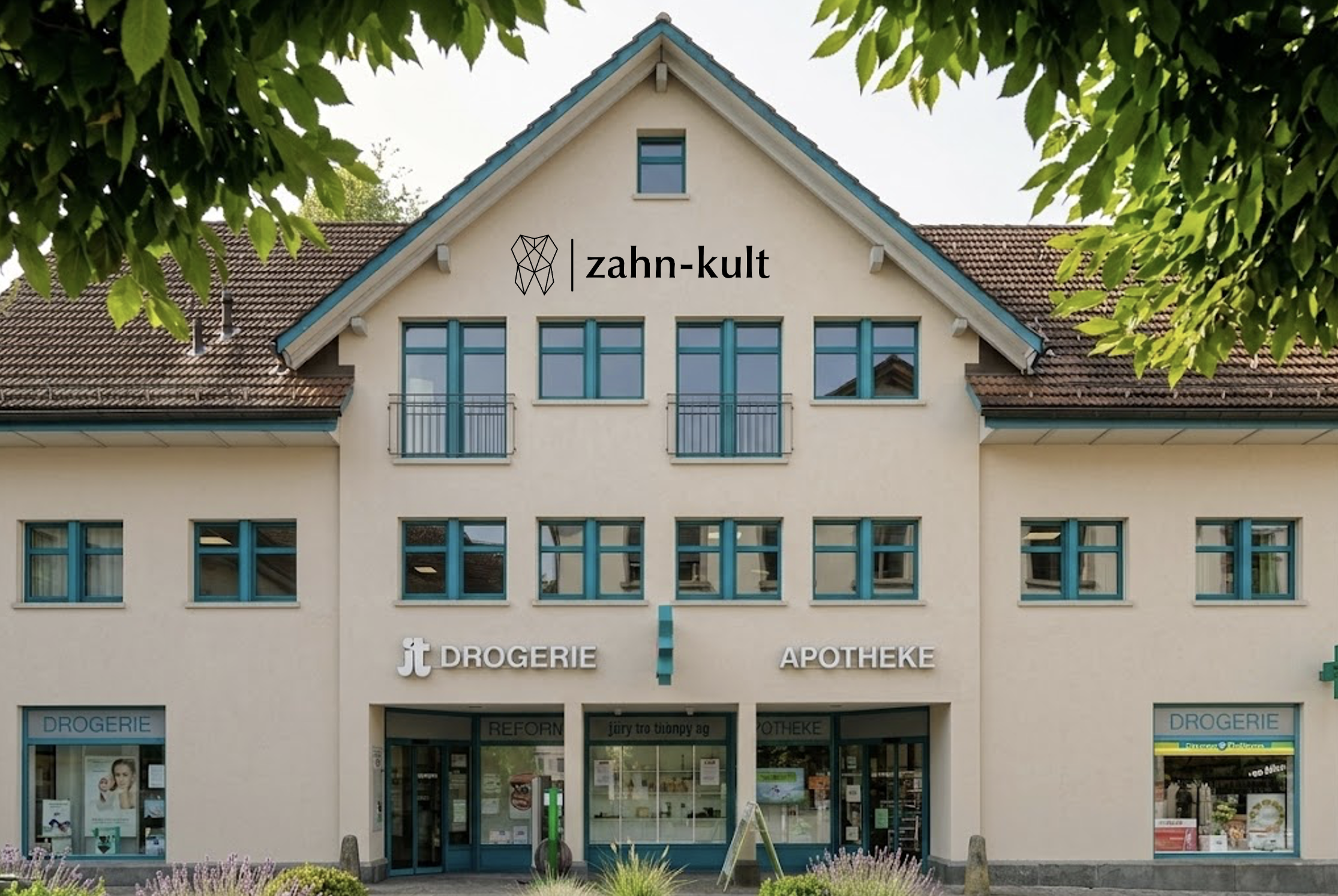 Frontansicht eines Gebäudes mit Branding für eine Arztpraxis und Drogerie, mit blauen Fenstern und einem Dach aus roten Ziegeln, umgeben von Bäumen.