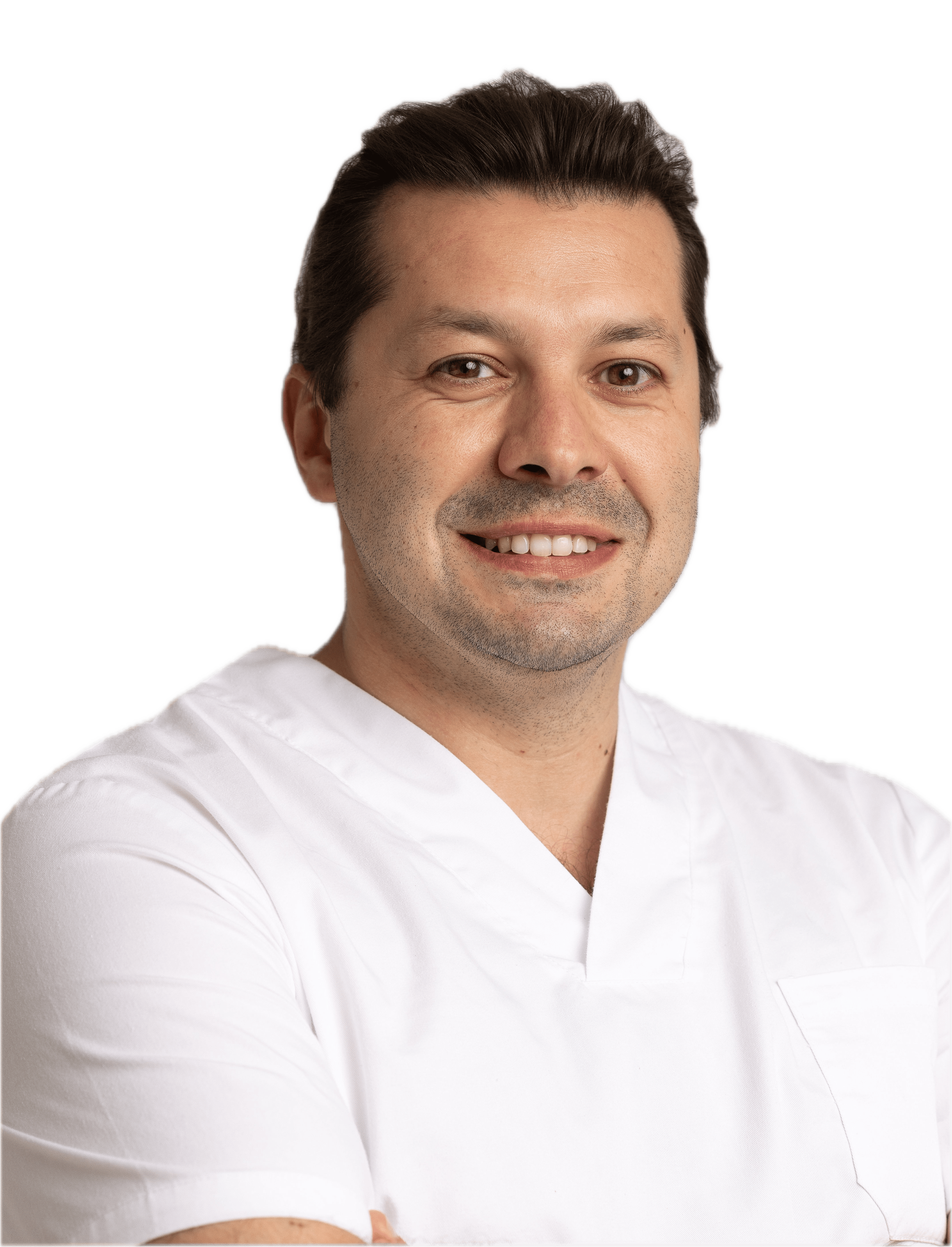 Nahaufnahme eines lächelnden Mannes im weißen Krankenpflegeschutz. Der Mann hat braune Haare, braune Augen und trägt ein weißes medizinisches Oberteil.