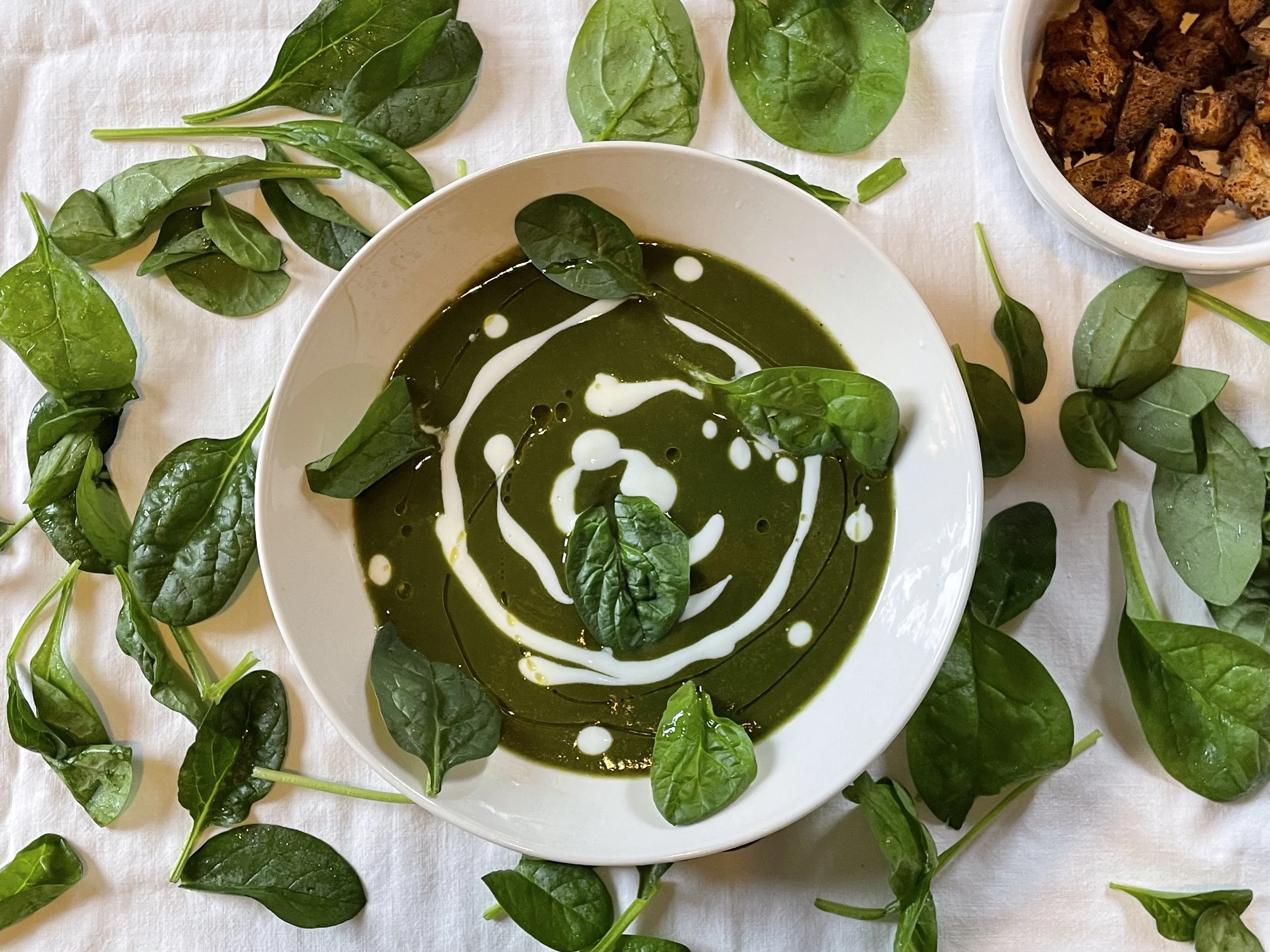 Spinach soup with croutons
