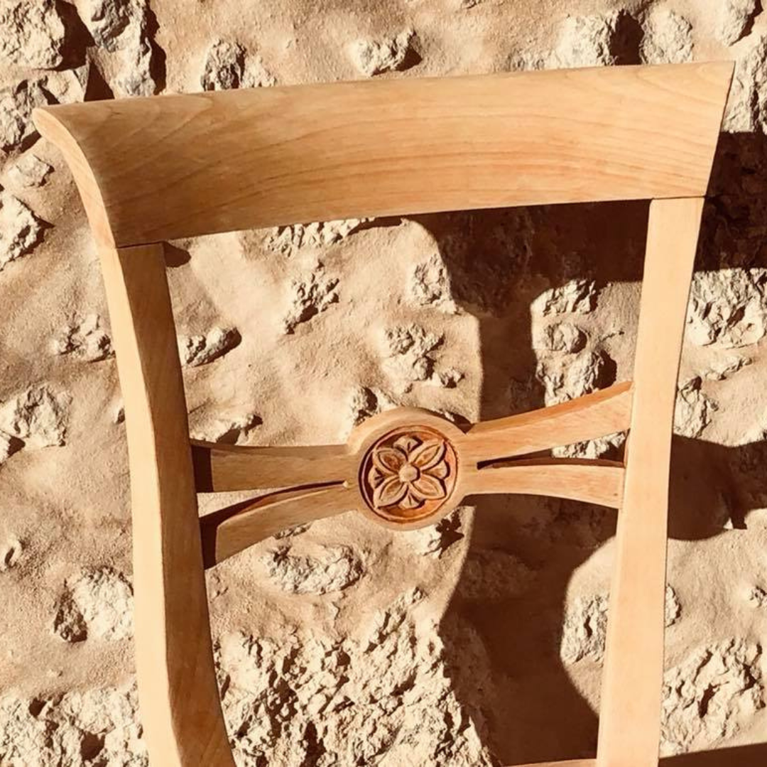 Silla de madera en un suelo de piedra.