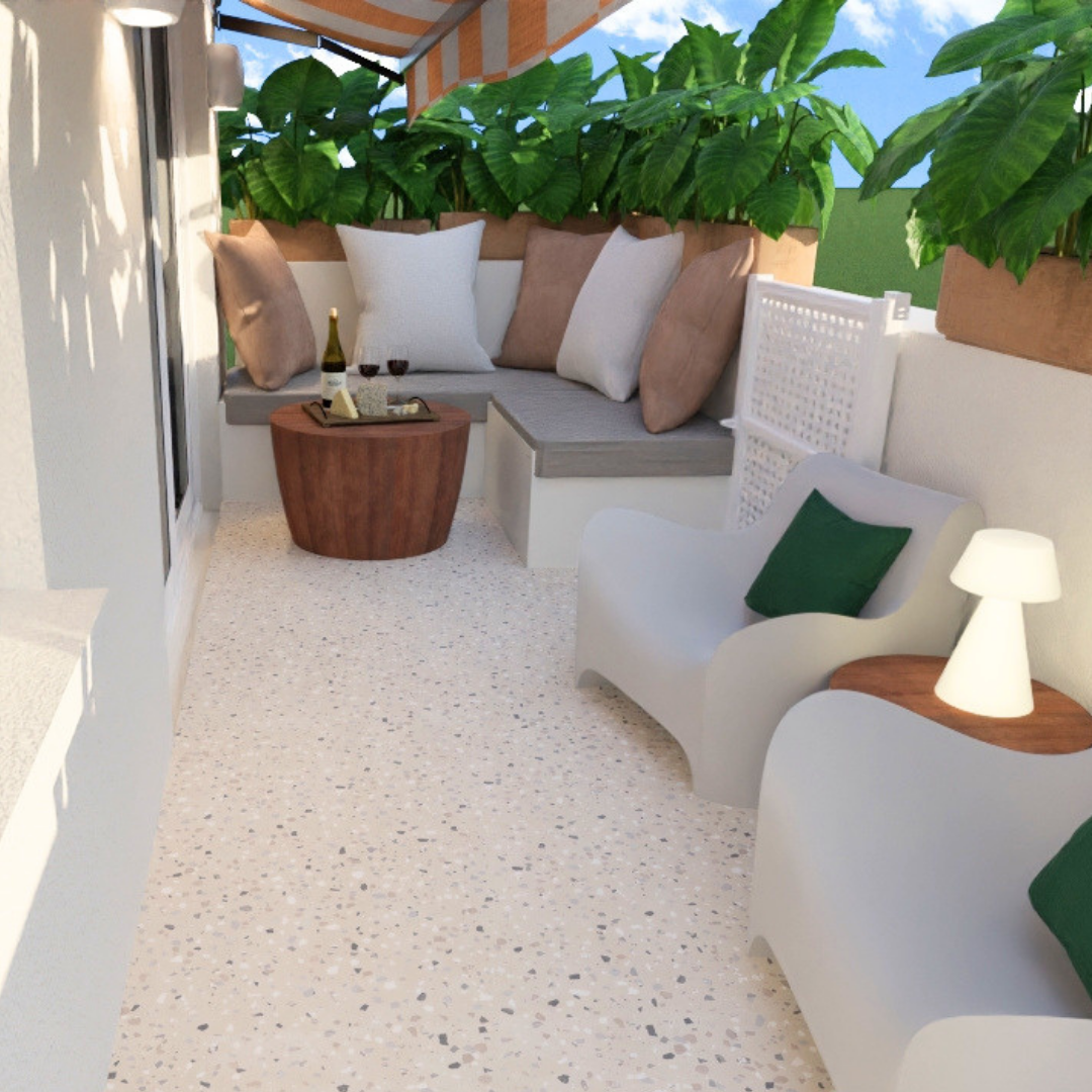 Balcón decorado con plantas verdes, sillones blancos con cojines verdes y marrones, una mesa de madera con botella de vino y copas, y una lámpara en una mesa junto a uno de los sillones.