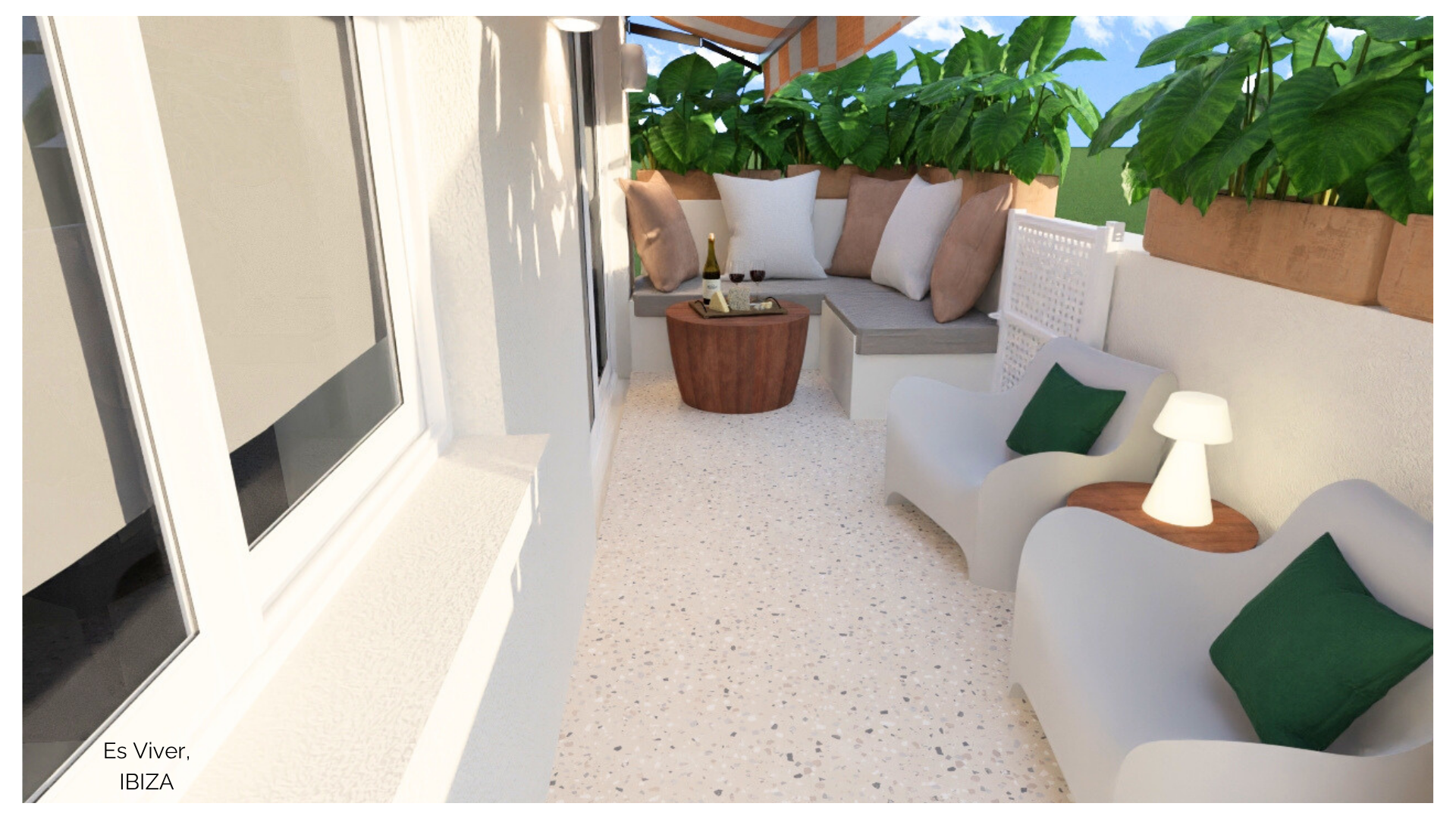 Balcón con muebles blancos y cojines beige y verdes, plantas grandes, mesa de madera con botella de vino y copas, ventana, lámpara de mesa.