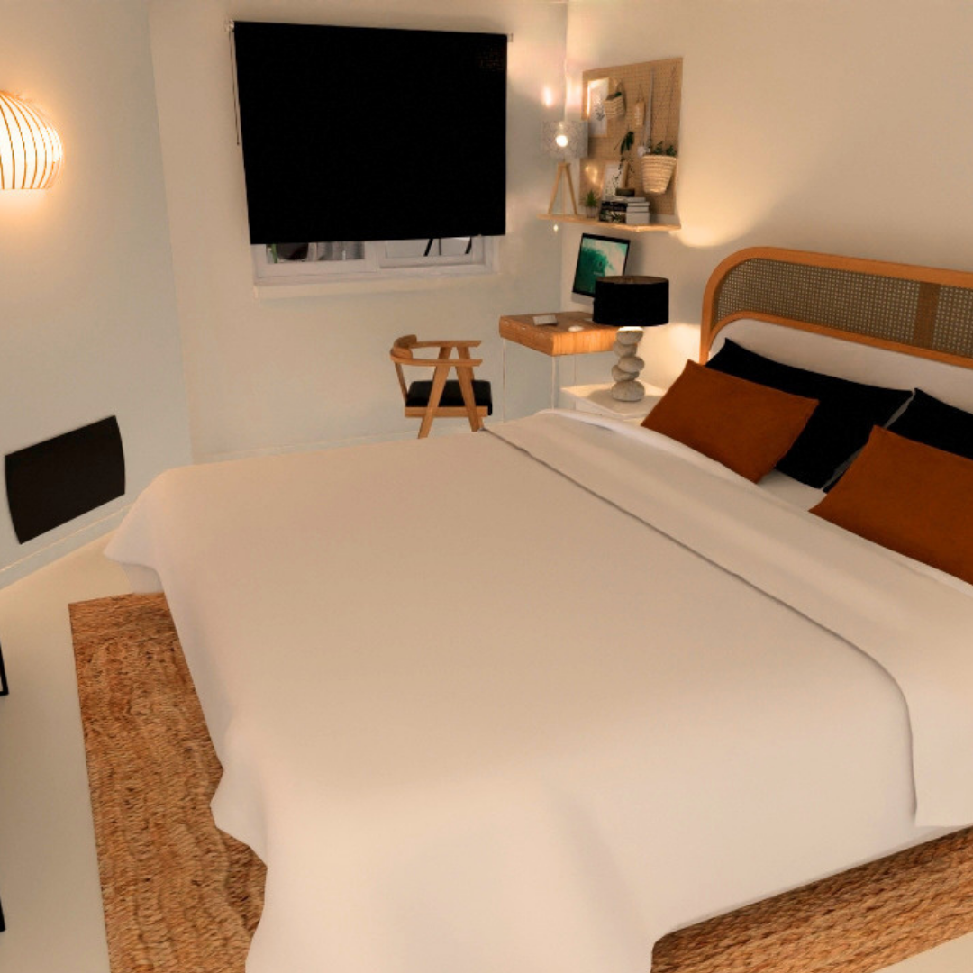 Habitación decorada con cama grande, almohadas negras y marrones, lámpara de mesa, ventana con cortinas negras, estantes con plantas y libros, escritorio con computadora portátil y lámpara de mesa, pared con adornos.