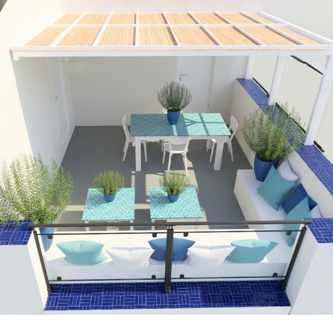 Vista de un espacio de terraza decorada con muebles blancos, cojines en tonos azules y plantas en jarrones azules, incluyendo un área de comedor y un sofá, con paredes blancas y detalles en azul.