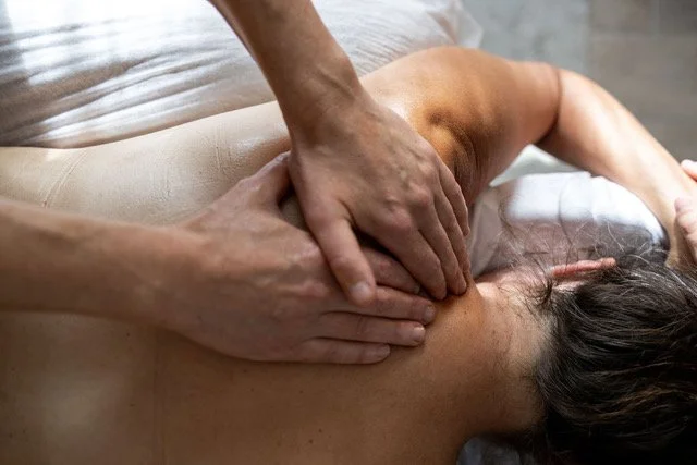 Back massage with Kiom Therapy